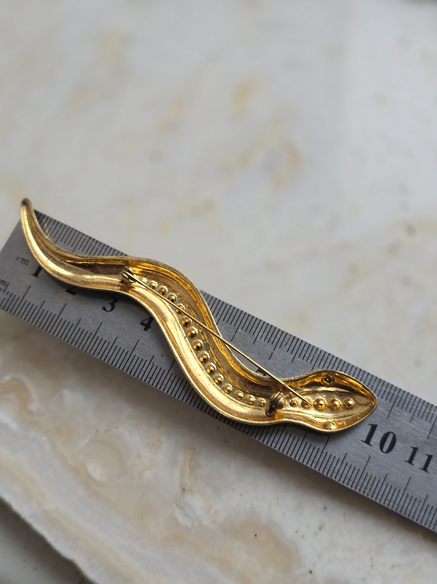 Vintažinė gyvatės formos sagė