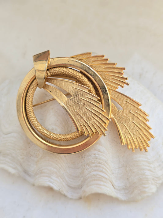 Vintažinė aukso spalvos sagė