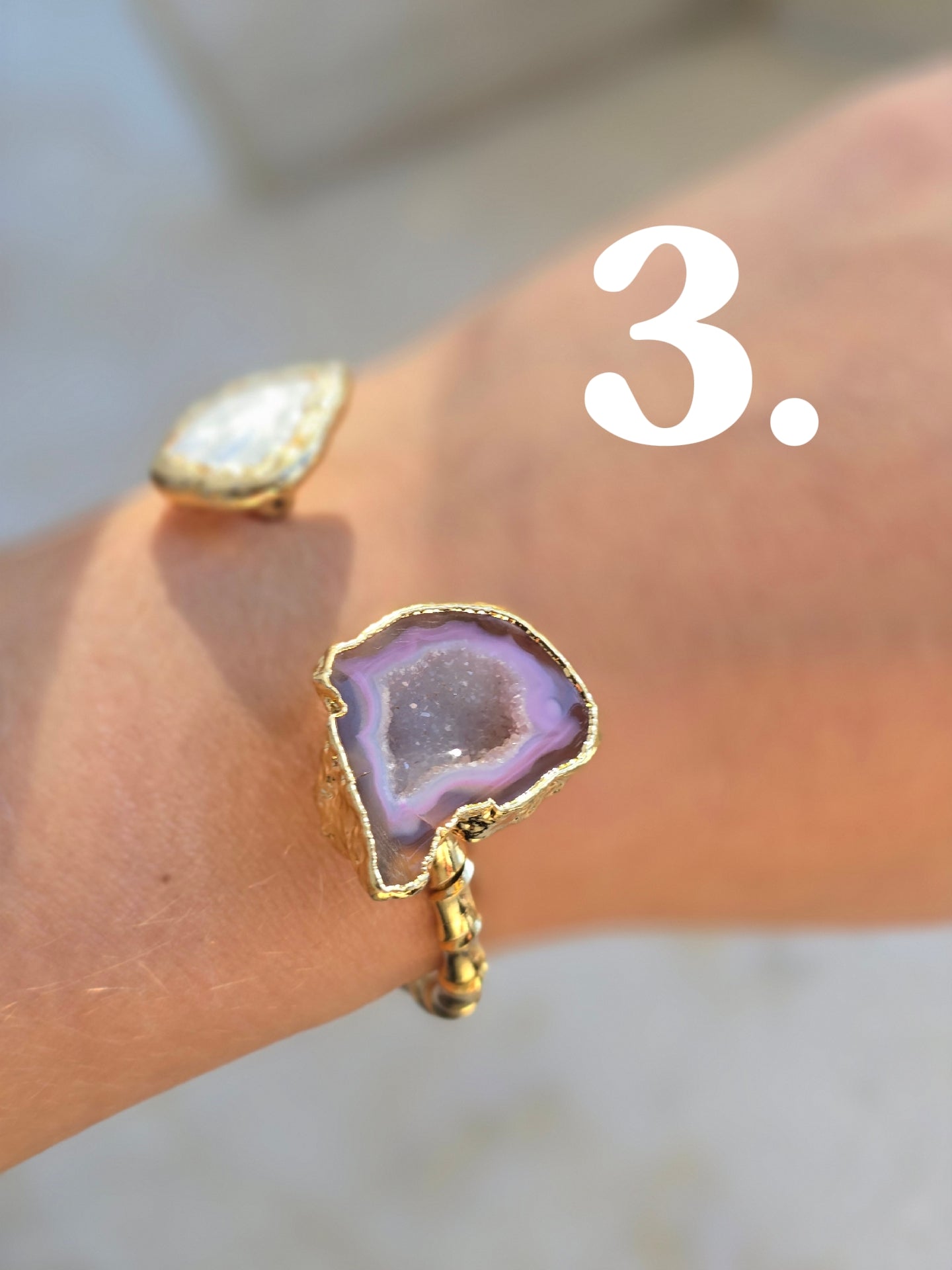 Aukso spalvos sukta apyrankė su natūraliais perlais ir natūraliu druzzy agato akmenuku