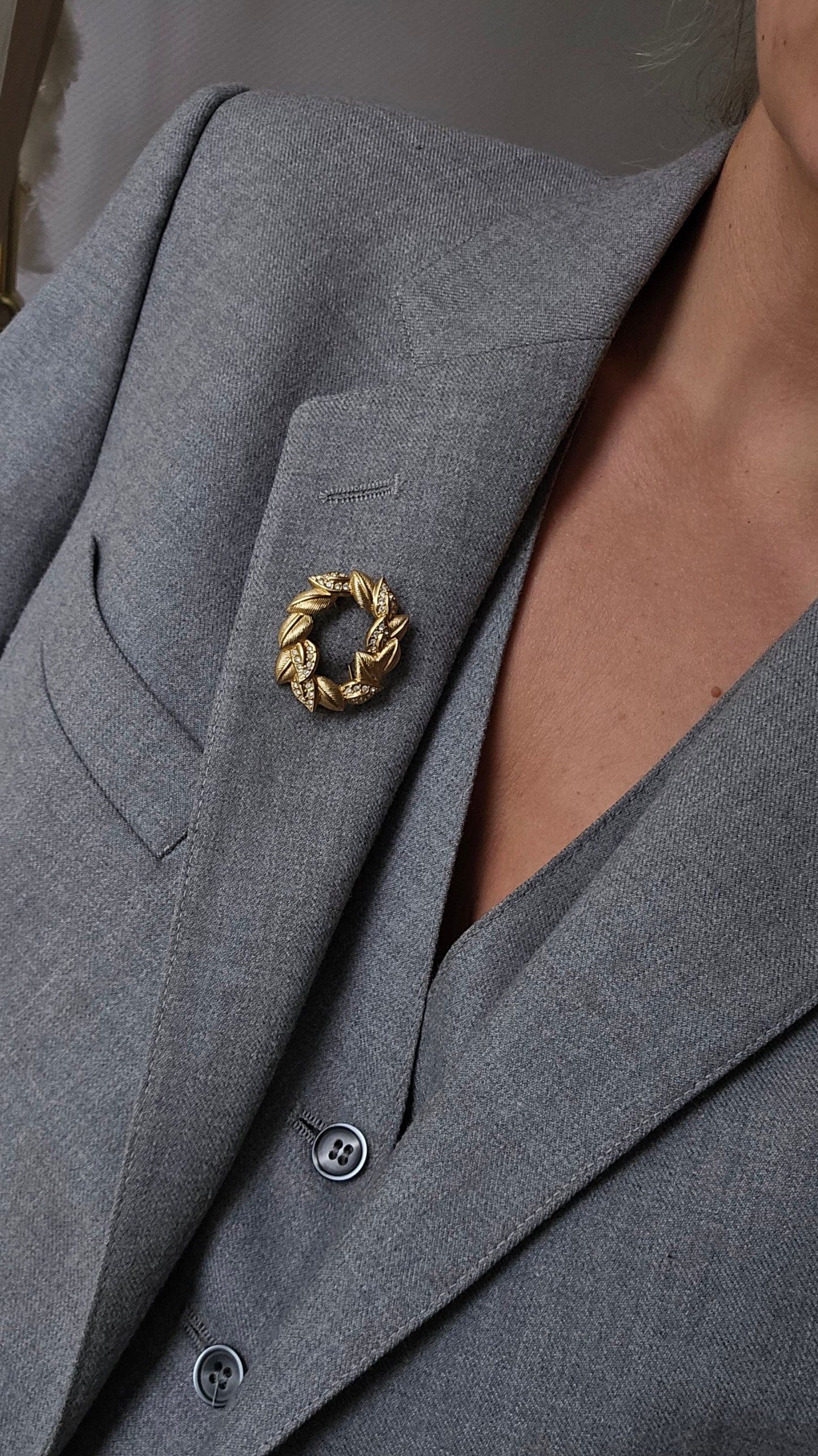 Vintažinė Christian Dior sagė lapeliai