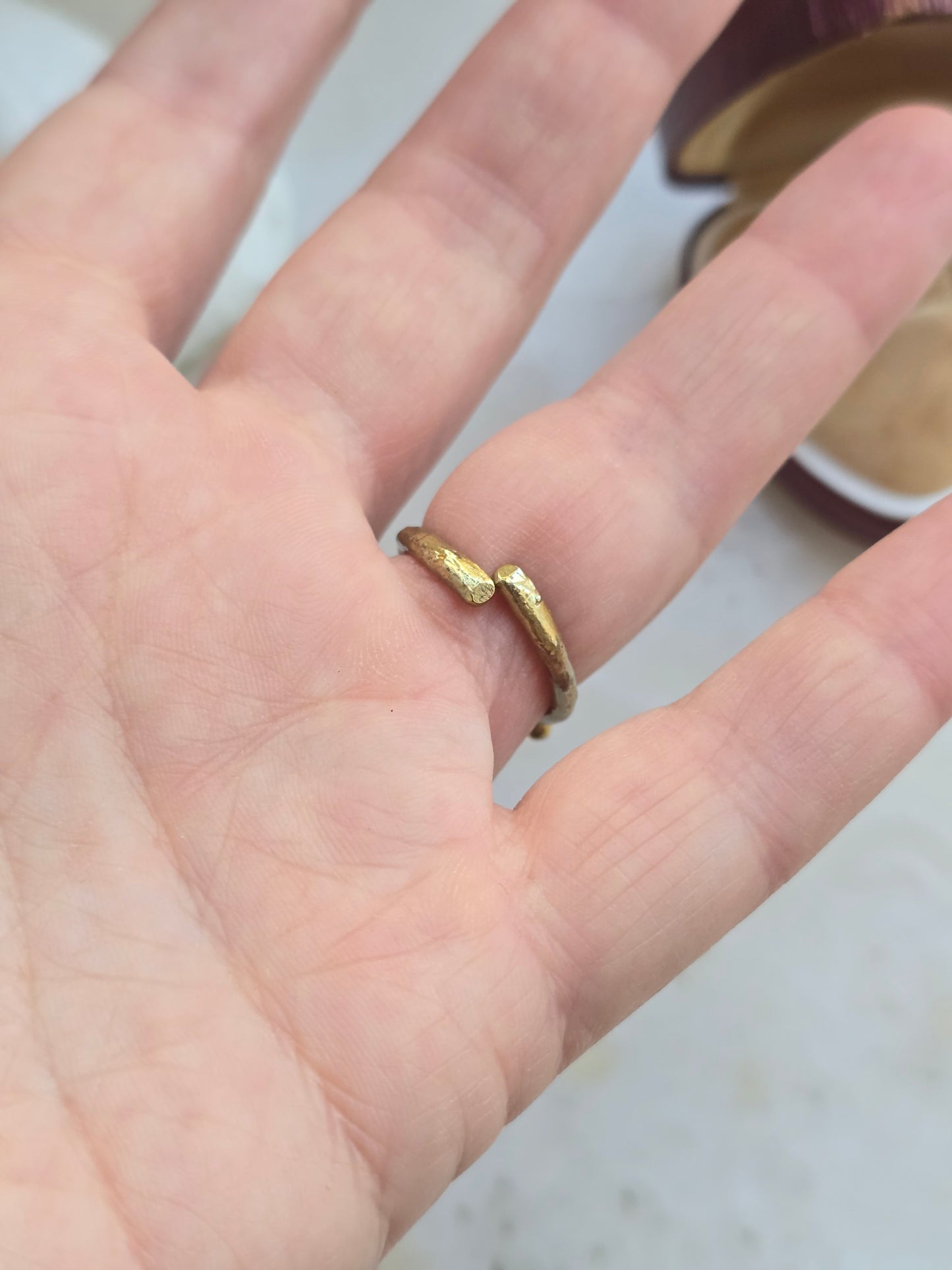 Žalvario spalvos reguliuojamas žiedas akis