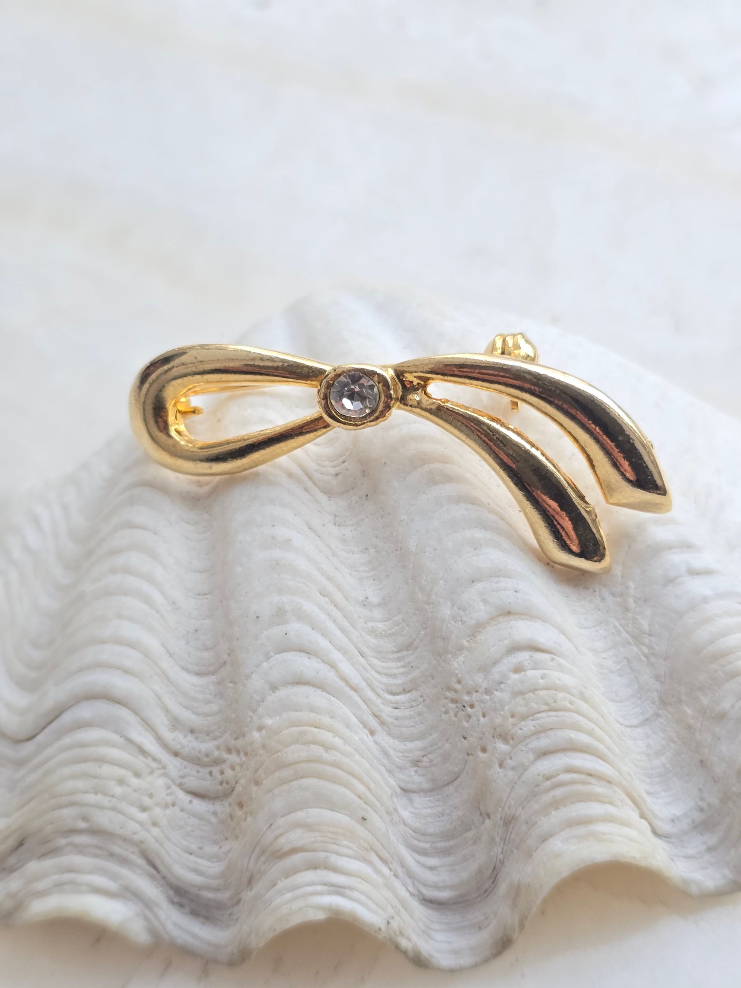 Vintažinė aukso spalvos sagė bantukas