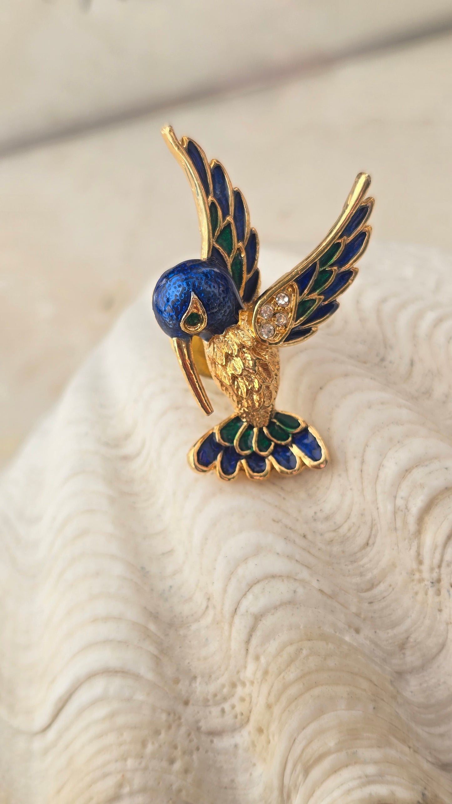 Aukso spalvos vintažinė sagė kolibris