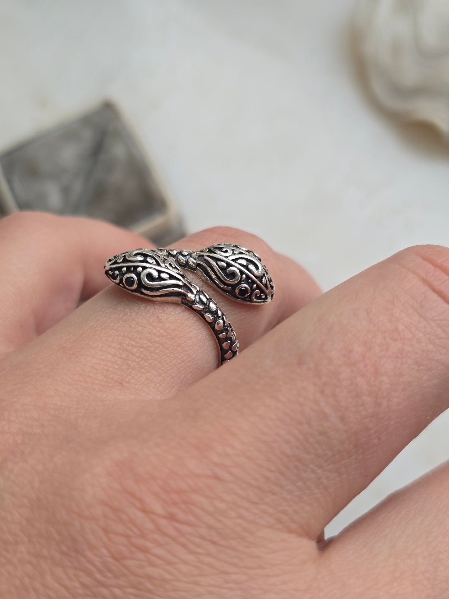 Sidabrinis žiedas gyvatės galvos