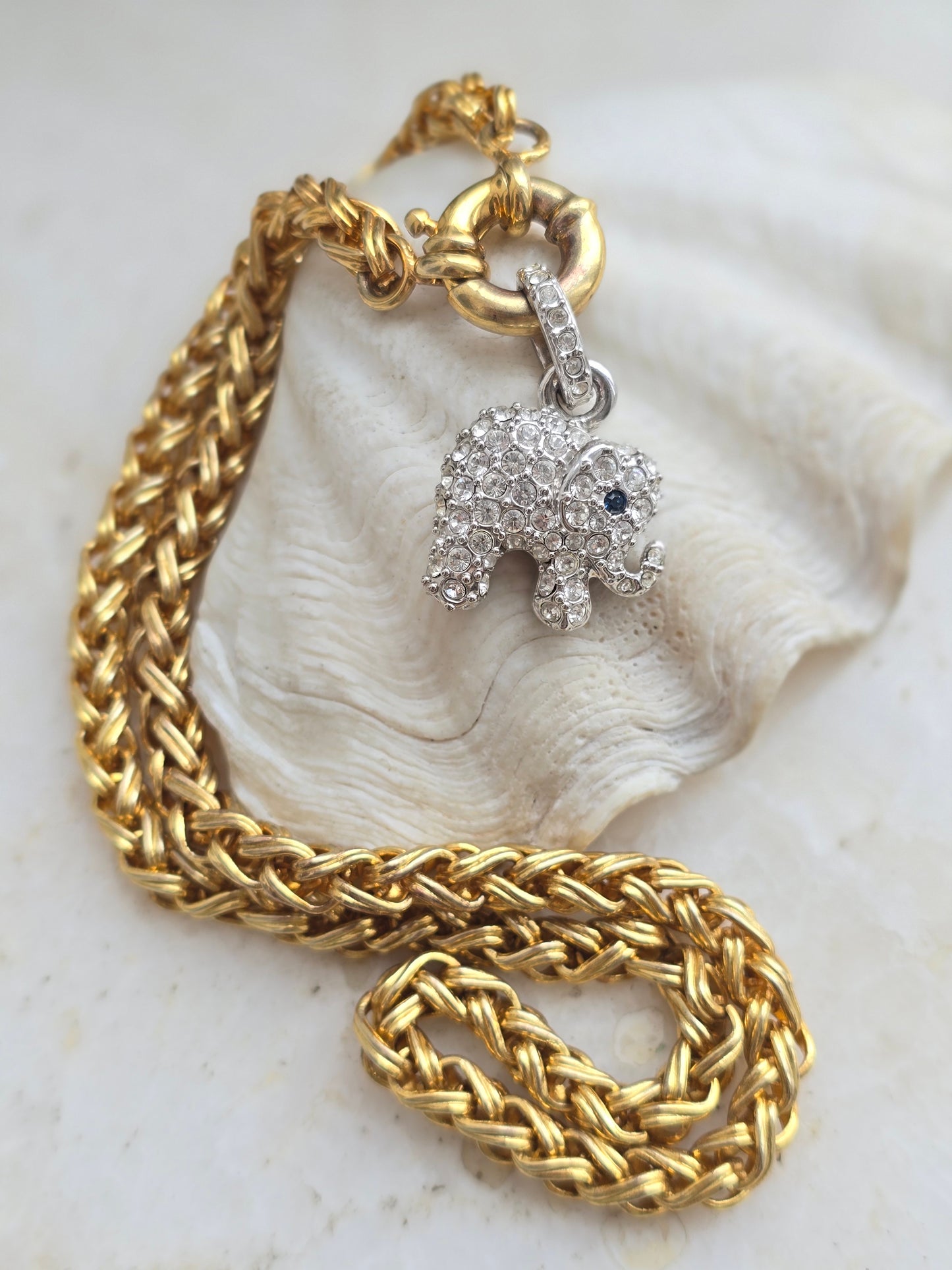 Aukso spalvos kaklo papuošalas su drambliuko pakabuku