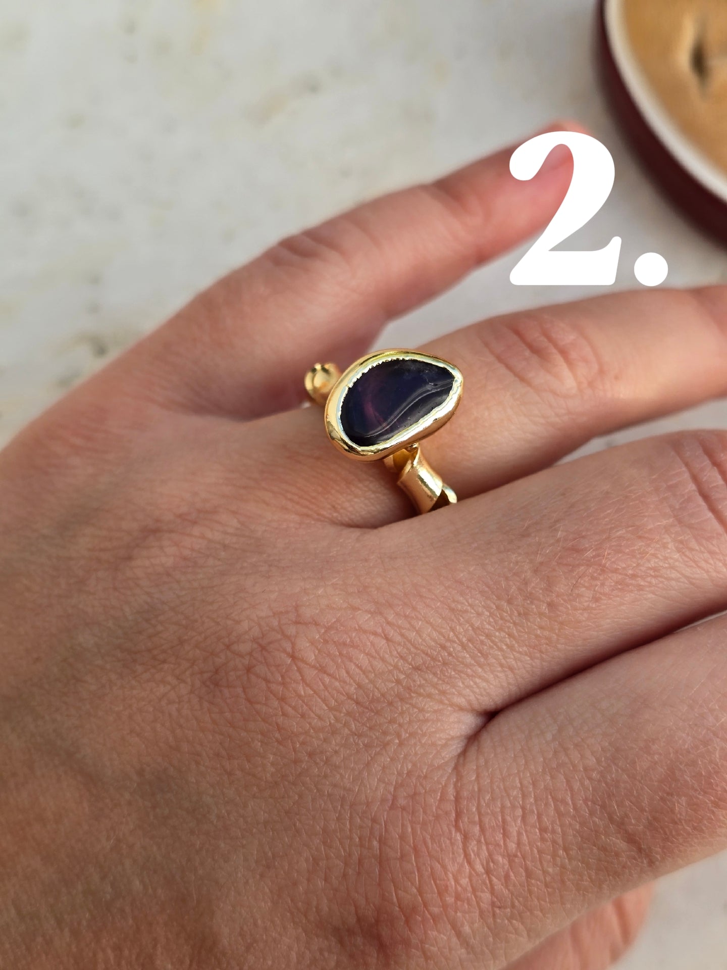 Aukso spalvos žiedas su ametisto akmenuku