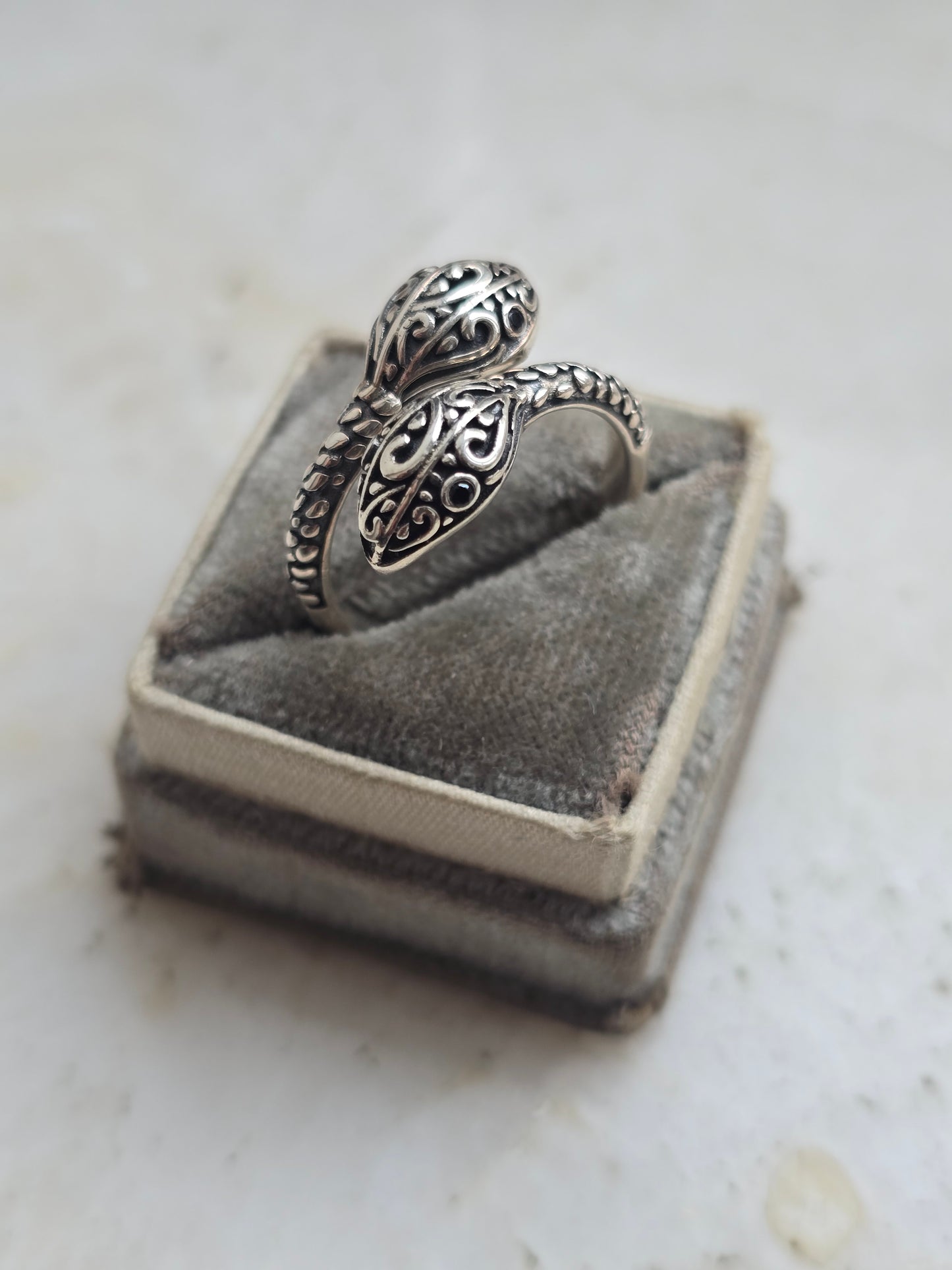 Sidabrinis žiedas gyvatės galvos