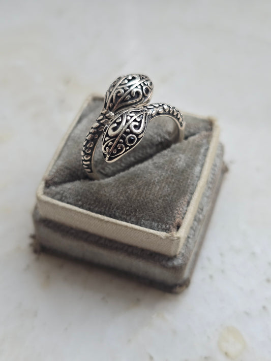 Sidabrinis žiedas gyvatės galvos