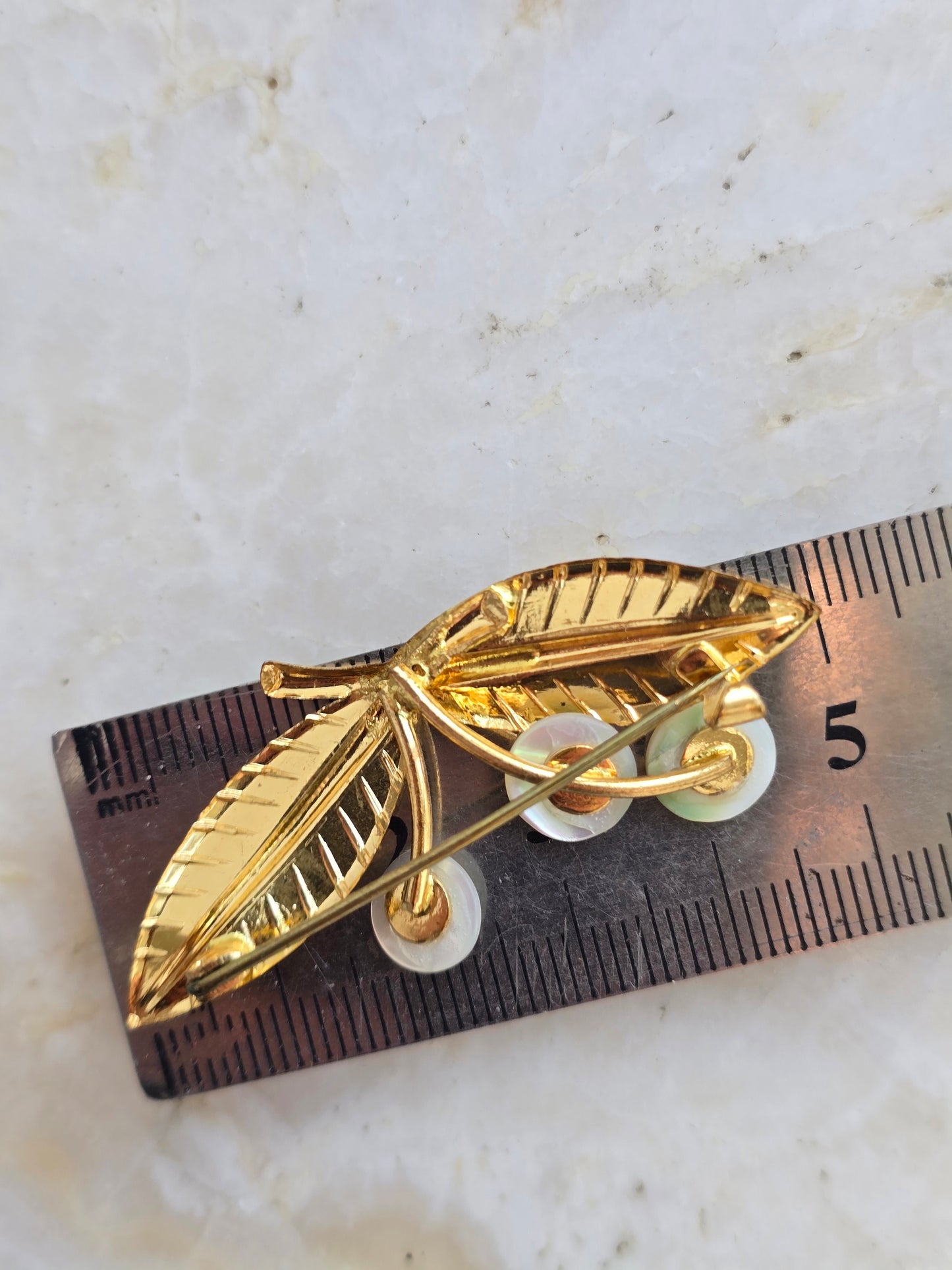 Vintažinė aukso spalvos sagė su kriauklės perlamutru