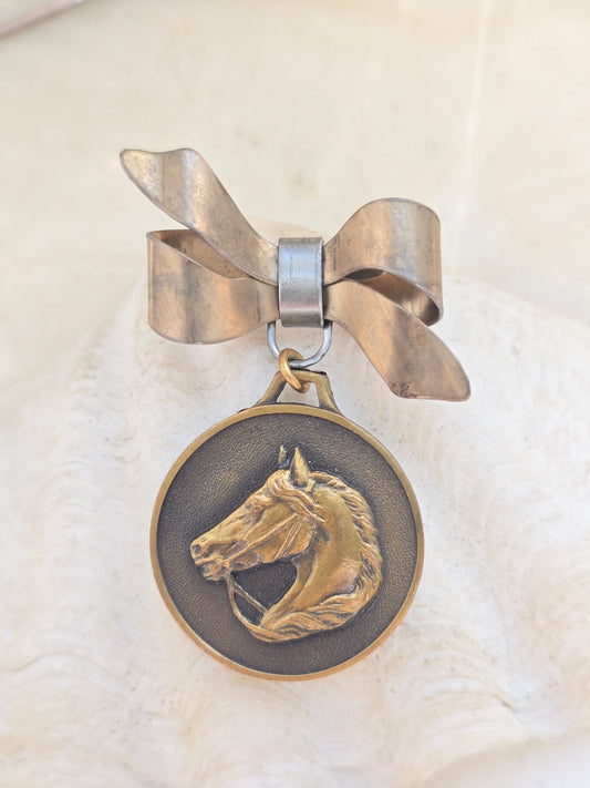 Vintažinis 70tų metų žalvarinis medalionas su žirgo atvaizdu