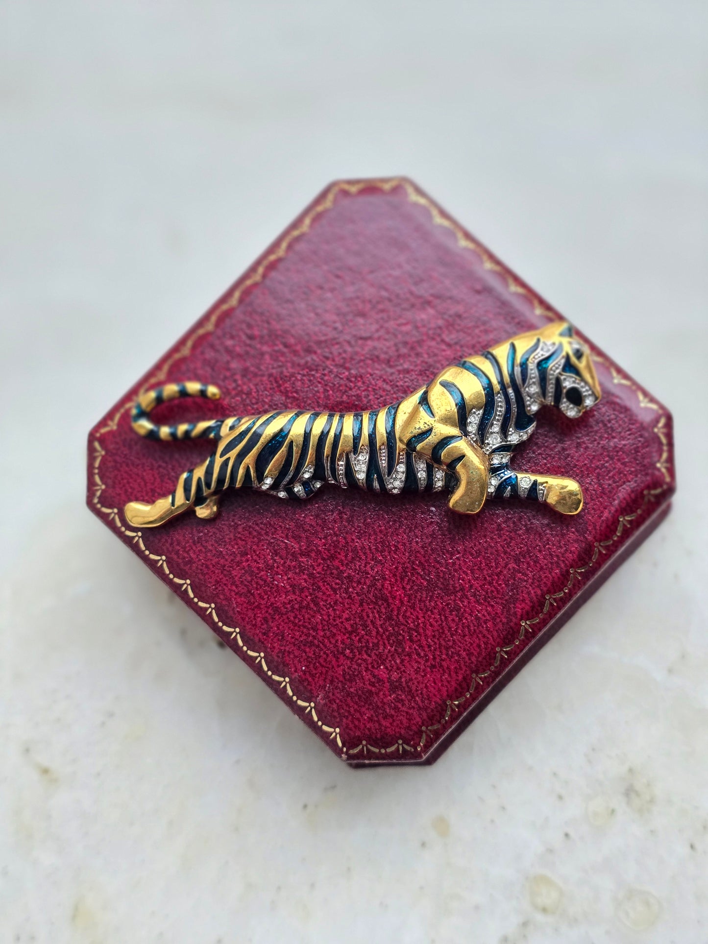 Vintažinė aukso spalvos sagė dengta emale tigras