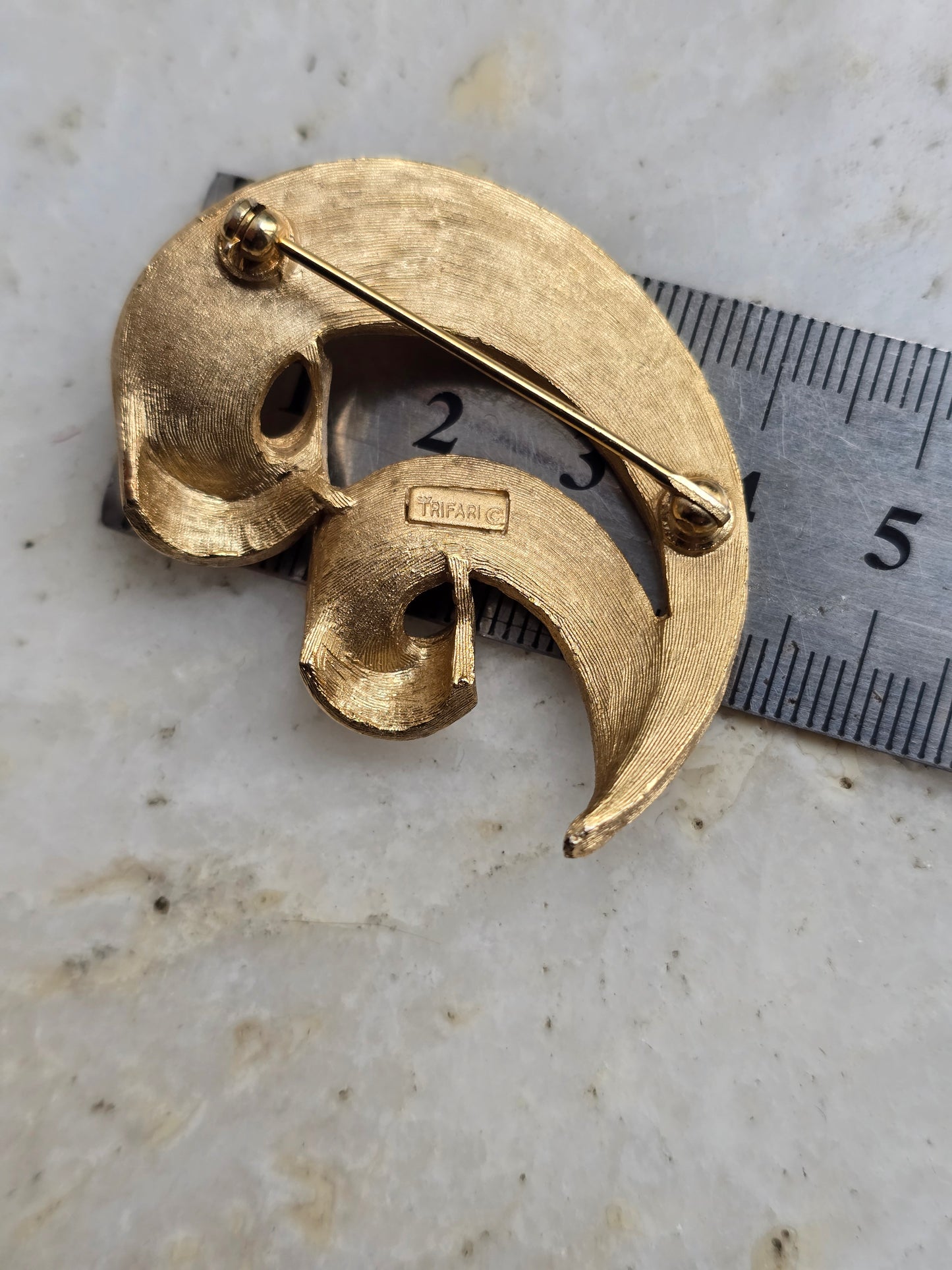 Vintažinė TRIFARI aukso spalvos sagė