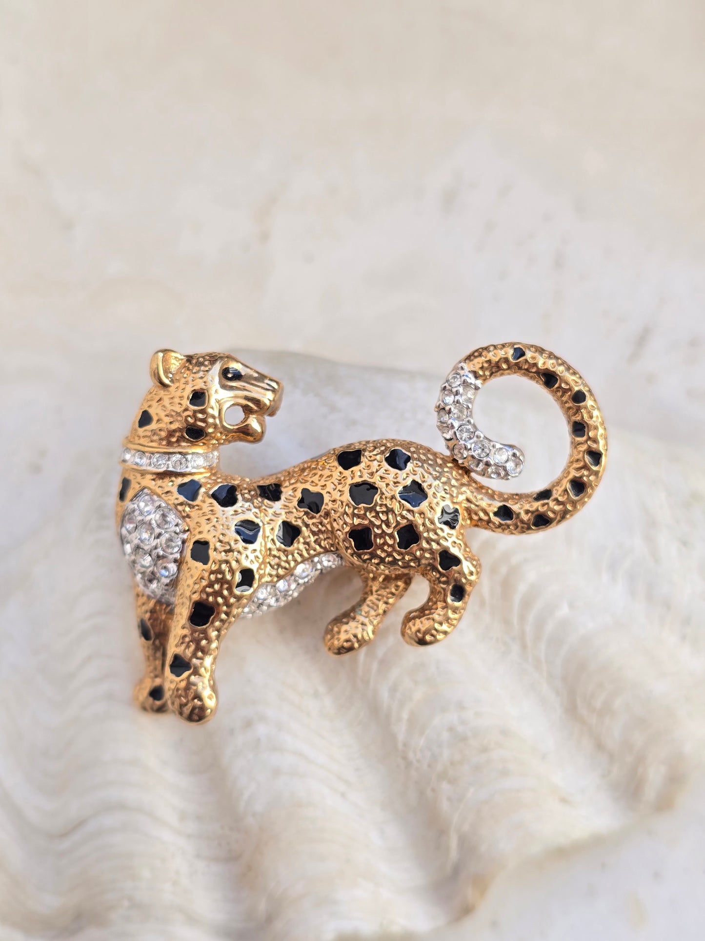 Vintažinė aukso spalvos sagė leopardas