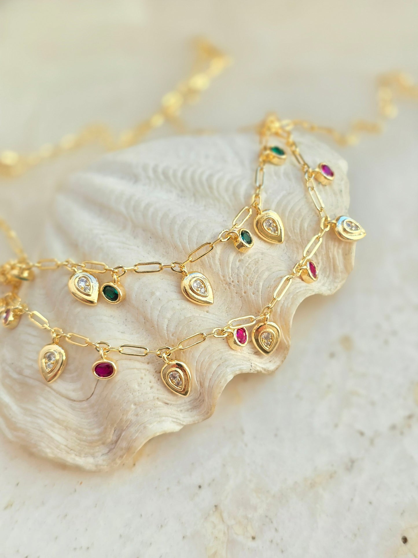 Aukso spalvos kaklo papuošalas su cirkonio kristalais