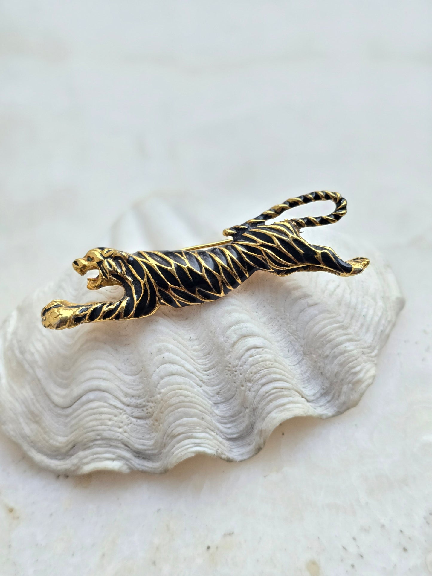 Vintažinė Sphinx sagė tigras dengtas emale