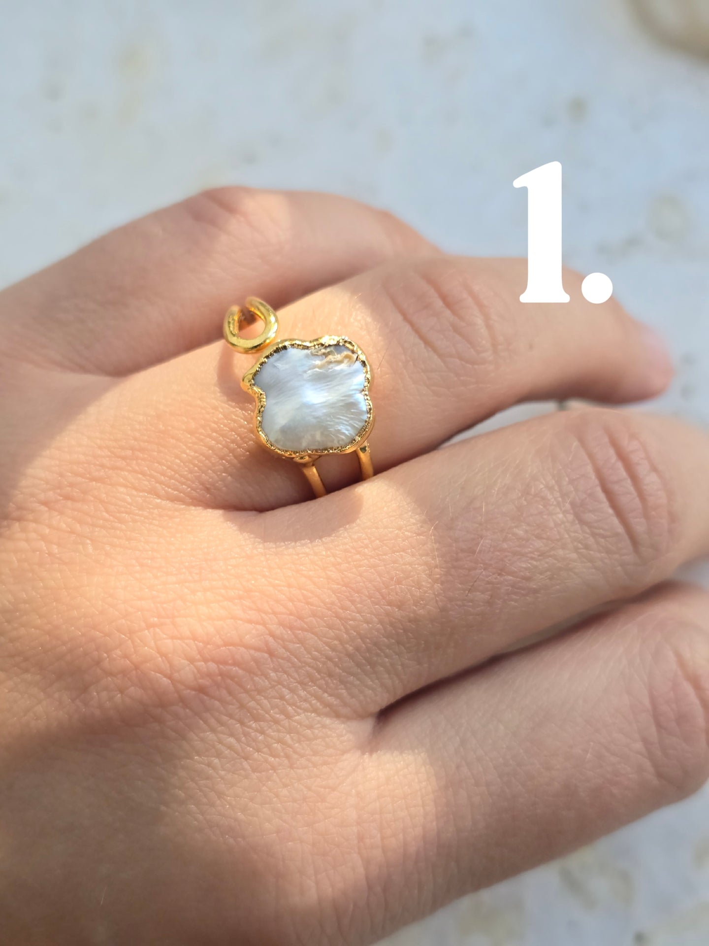 Aukso spalvos žiedas su perliuku