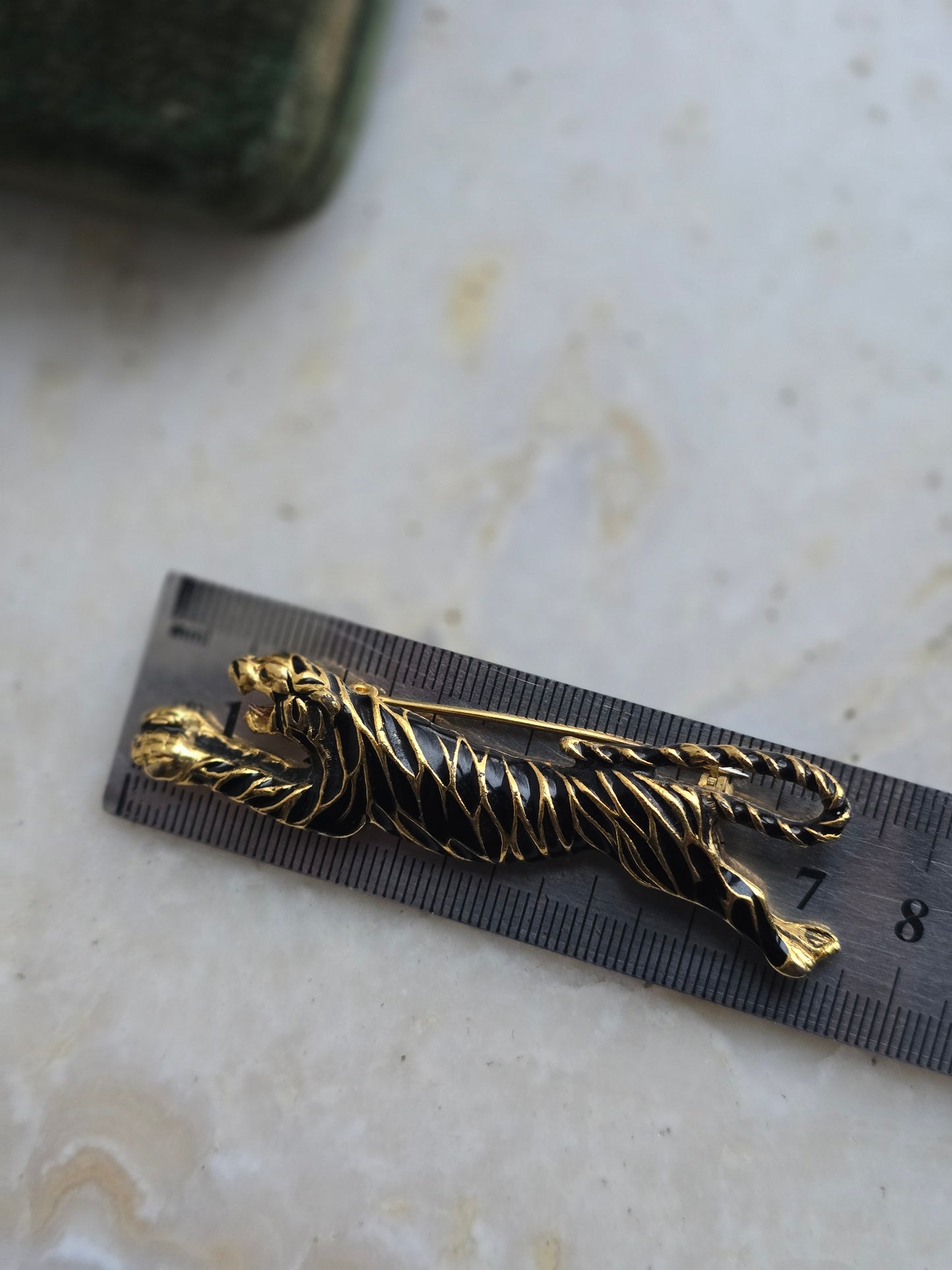 Vintažinė Sphinx sagė tigras dengtas emale