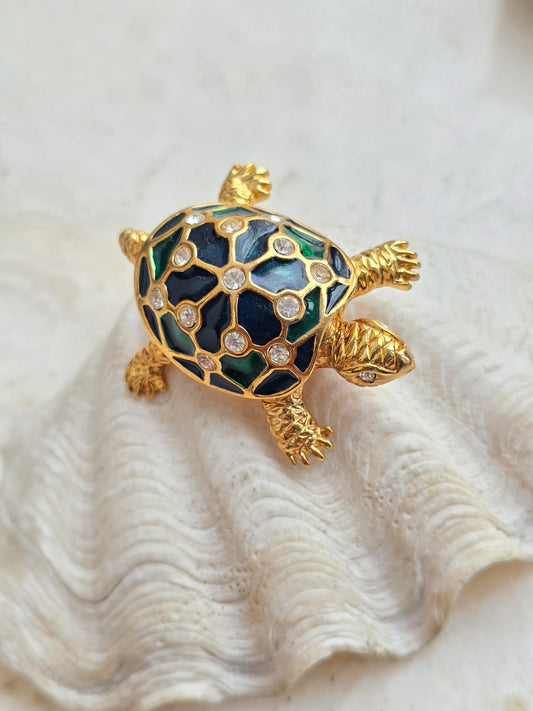 Vintažinė CABOUCHON paauksuota sagė vežlys