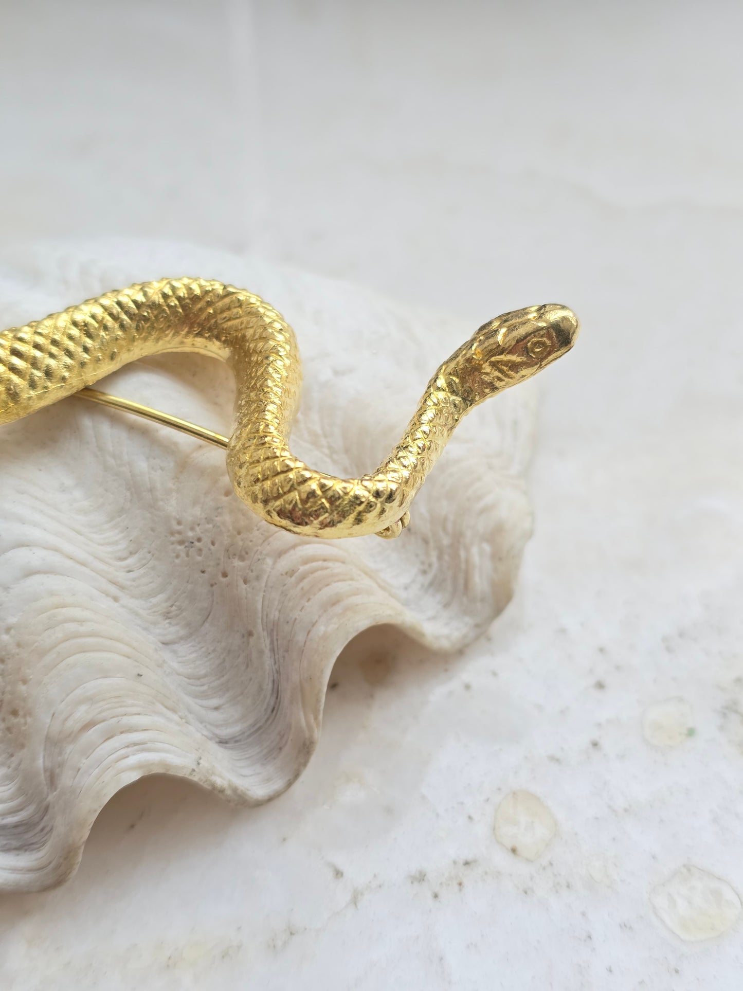 Aukso spalvos sagė smeigtukas gyvatė