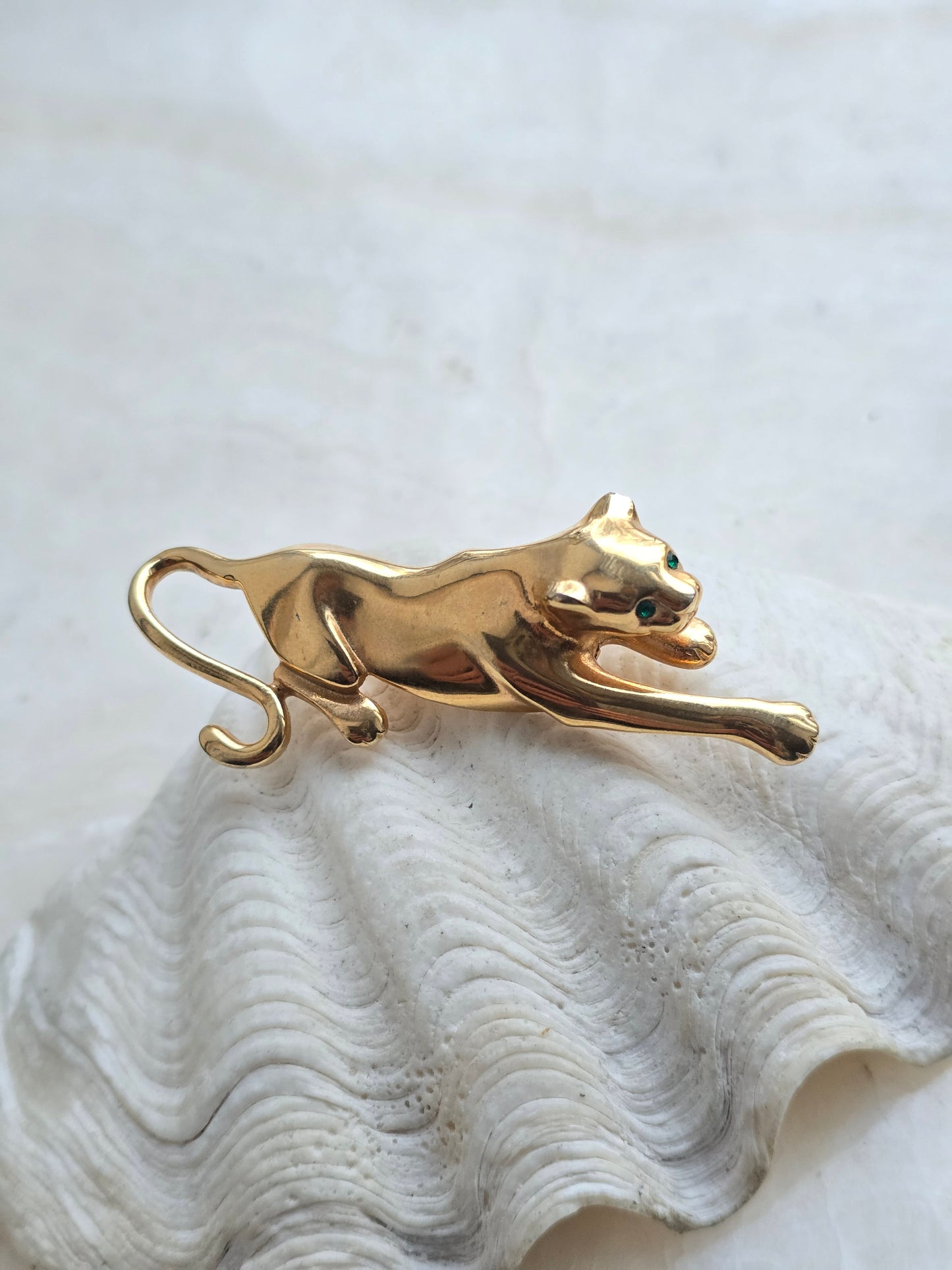 Vintažinė aukso spalvos sagė pantera su smaragdo spalvos kristalais