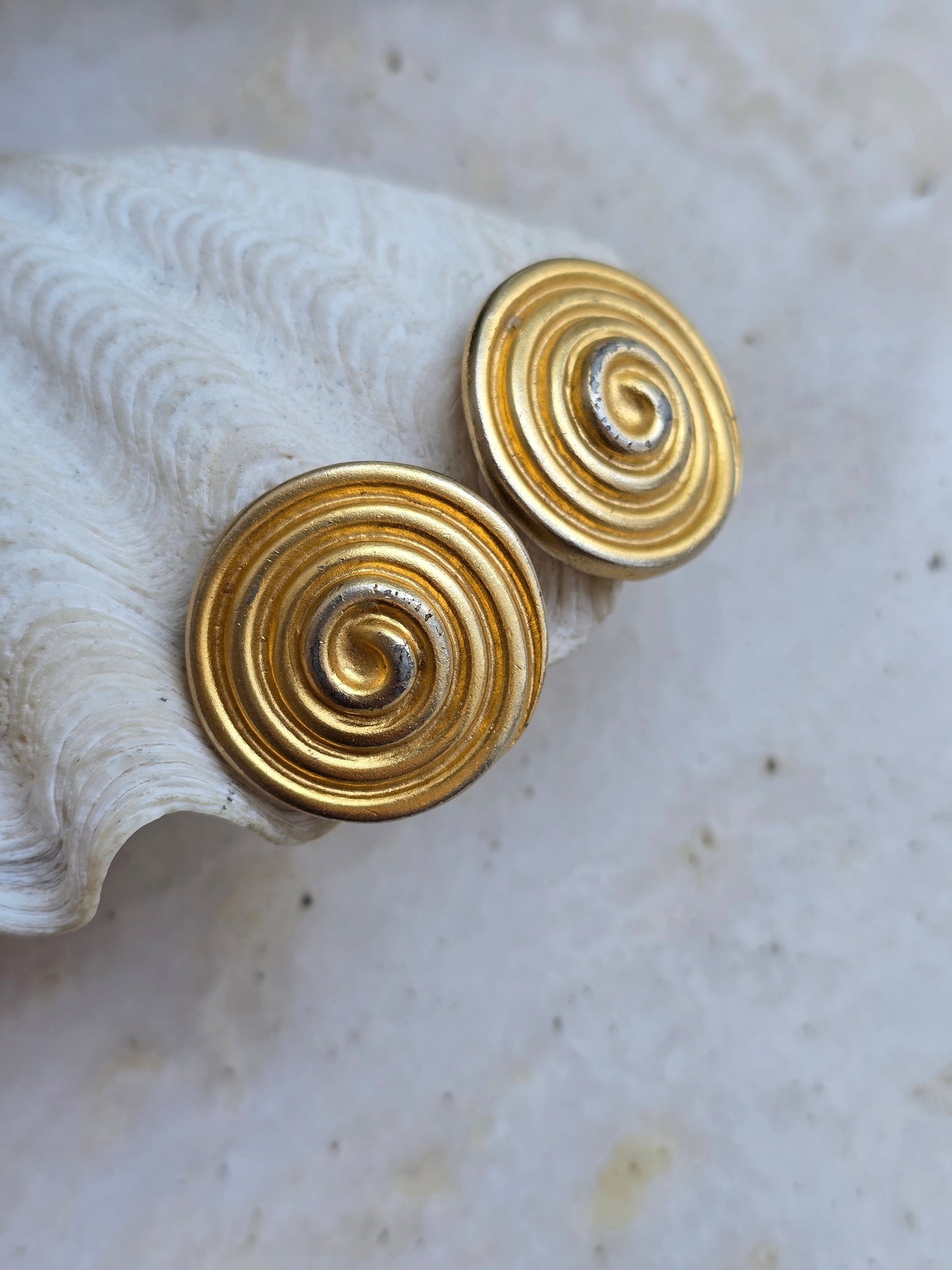 Vintažiniai matinio aukso spalvos klipsai spiralės