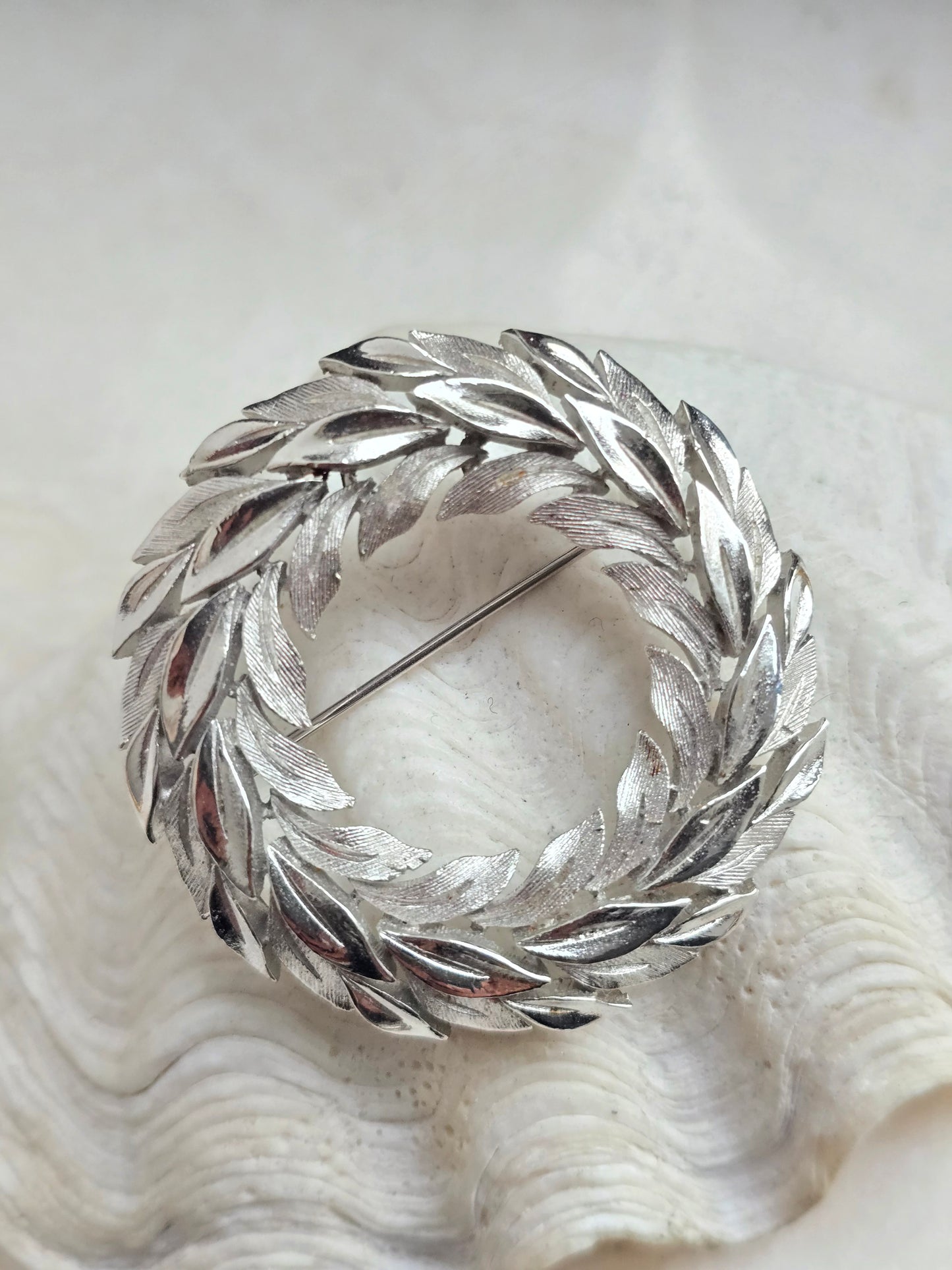 Sidabro spalvos TRIFARI vintažinė sagė