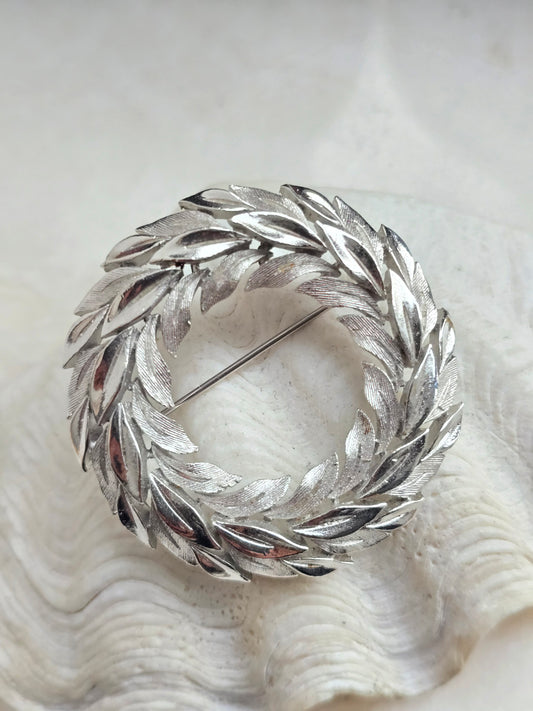 Sidabro spalvos TRIFARI vintažinė sagė