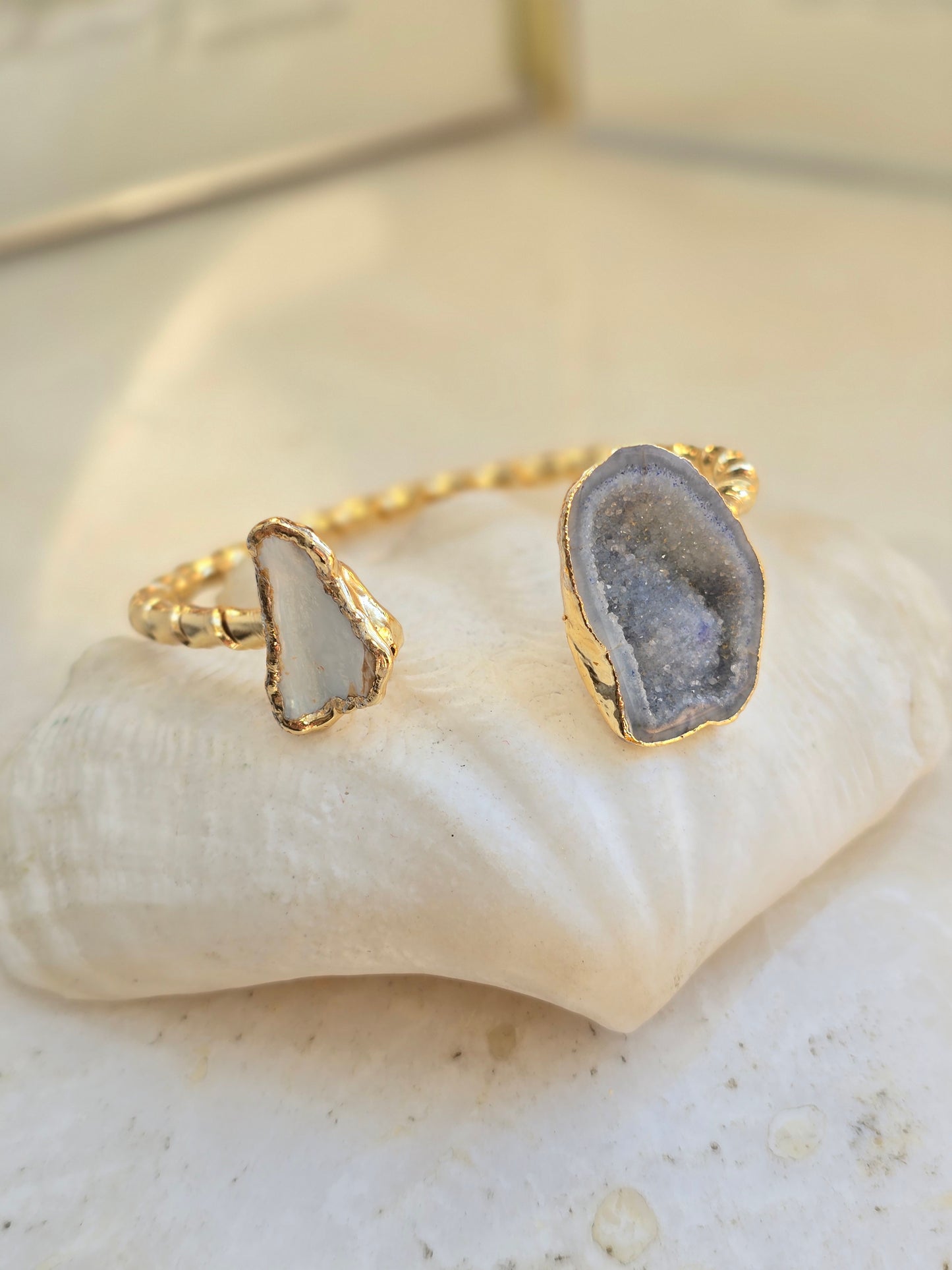 Aukso spalvos sukta apyrankė su natūraliais perlais ir natūraliu druzzy agato akmenuku