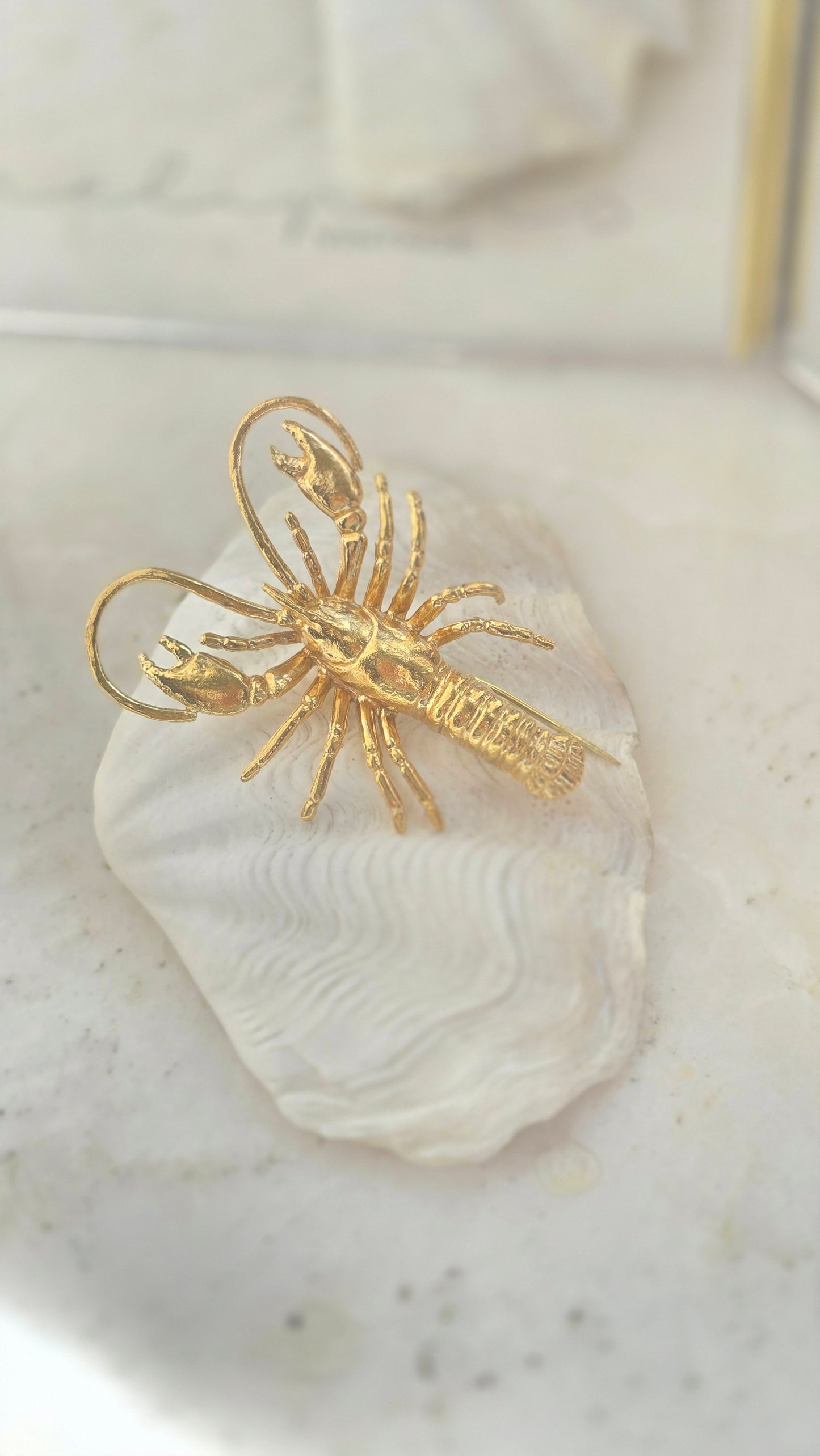 Aukso spalvos sagė smeigtukas lobsteris