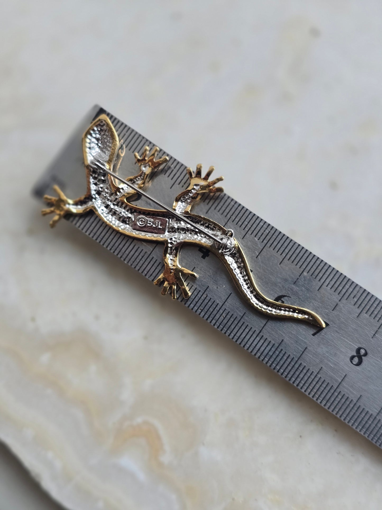 Aukso spalvos sagė driežiukas su kristalais