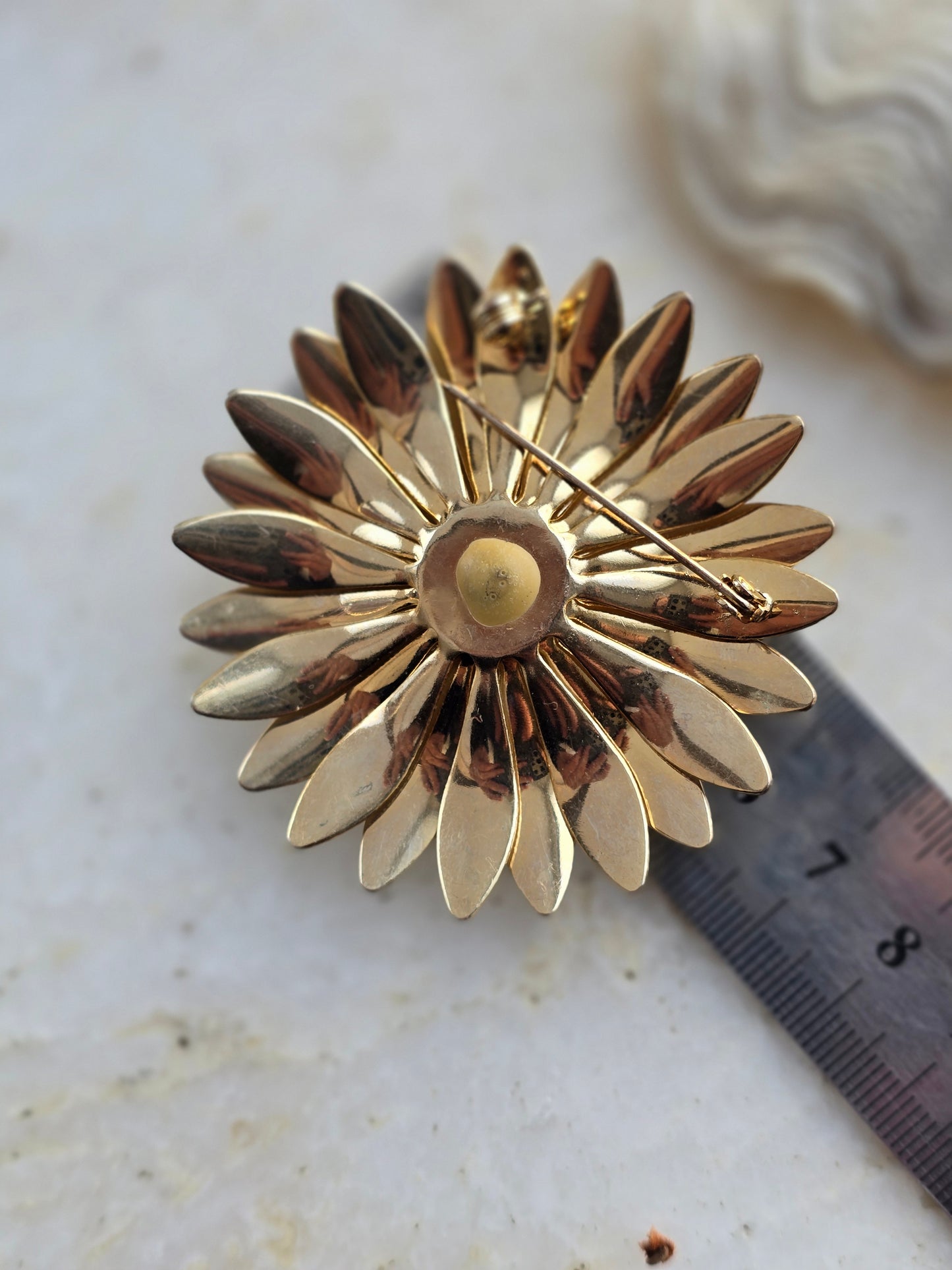 Vintažinė masyvi sagė gėlė dengta emale