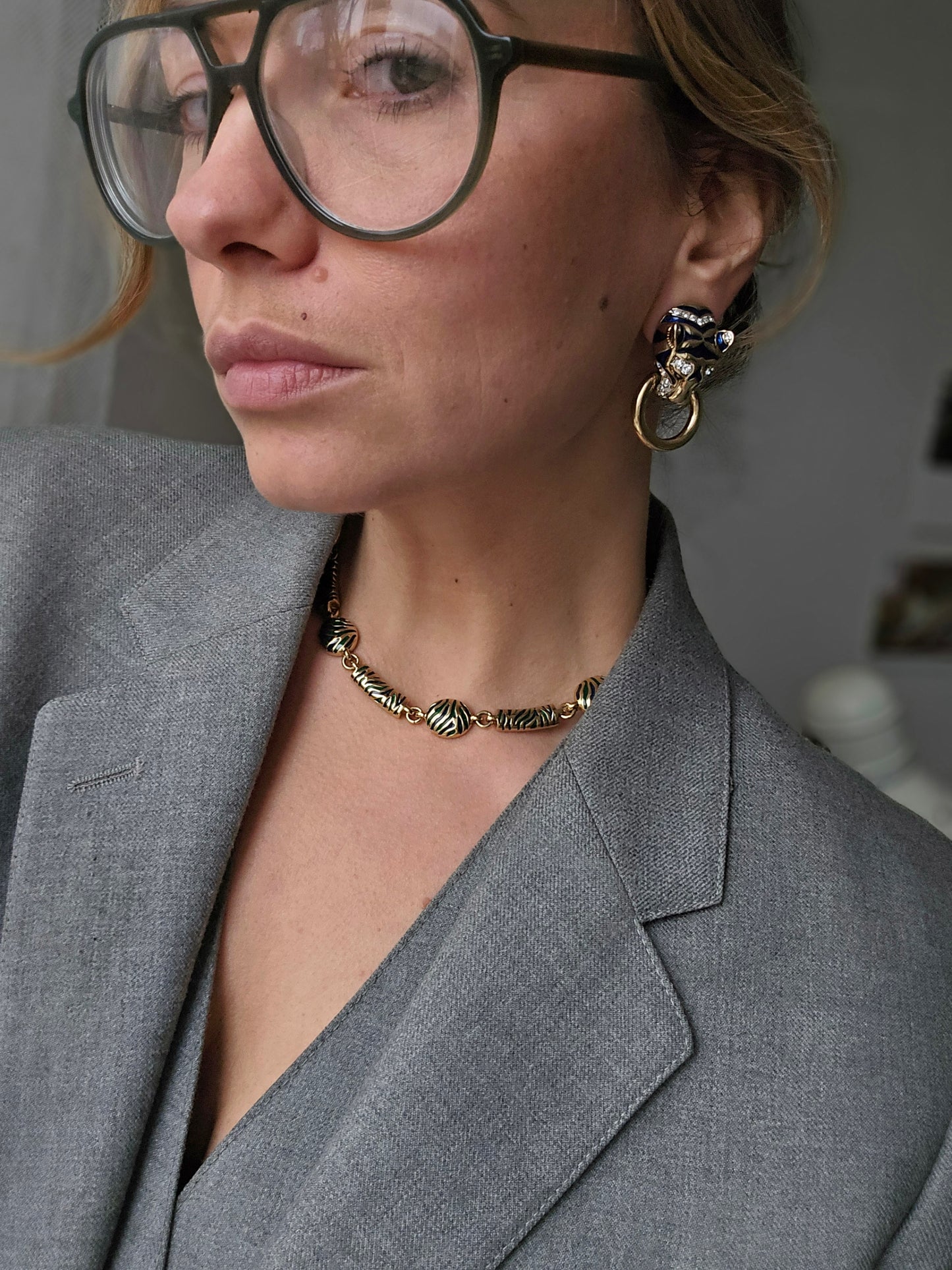 Vintažinis aukso spalvos kaklo papuošalas su emale