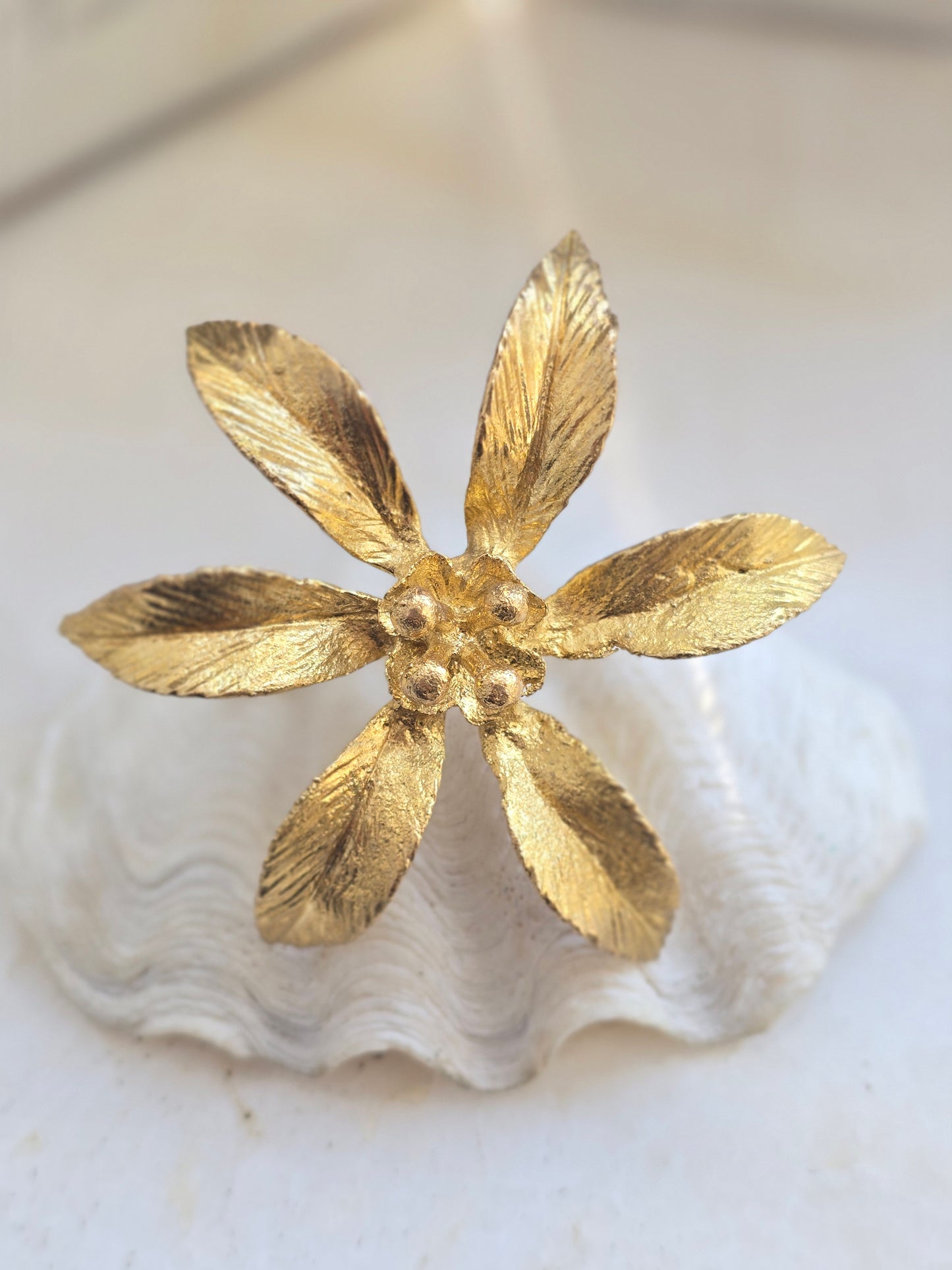 Masyvi žalvario spalvos sagė smeigtukas gėlė