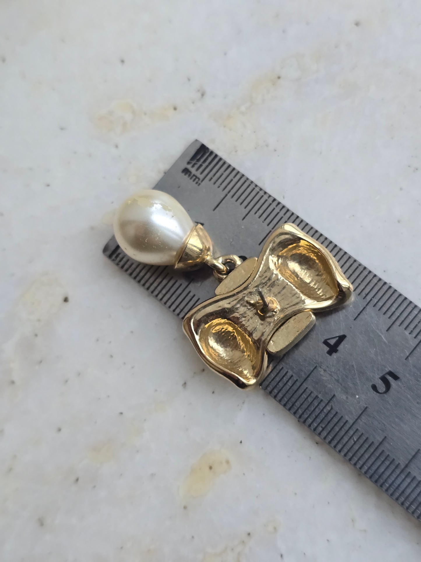 Vintažiniai aukso spalvos auskarai bantukai