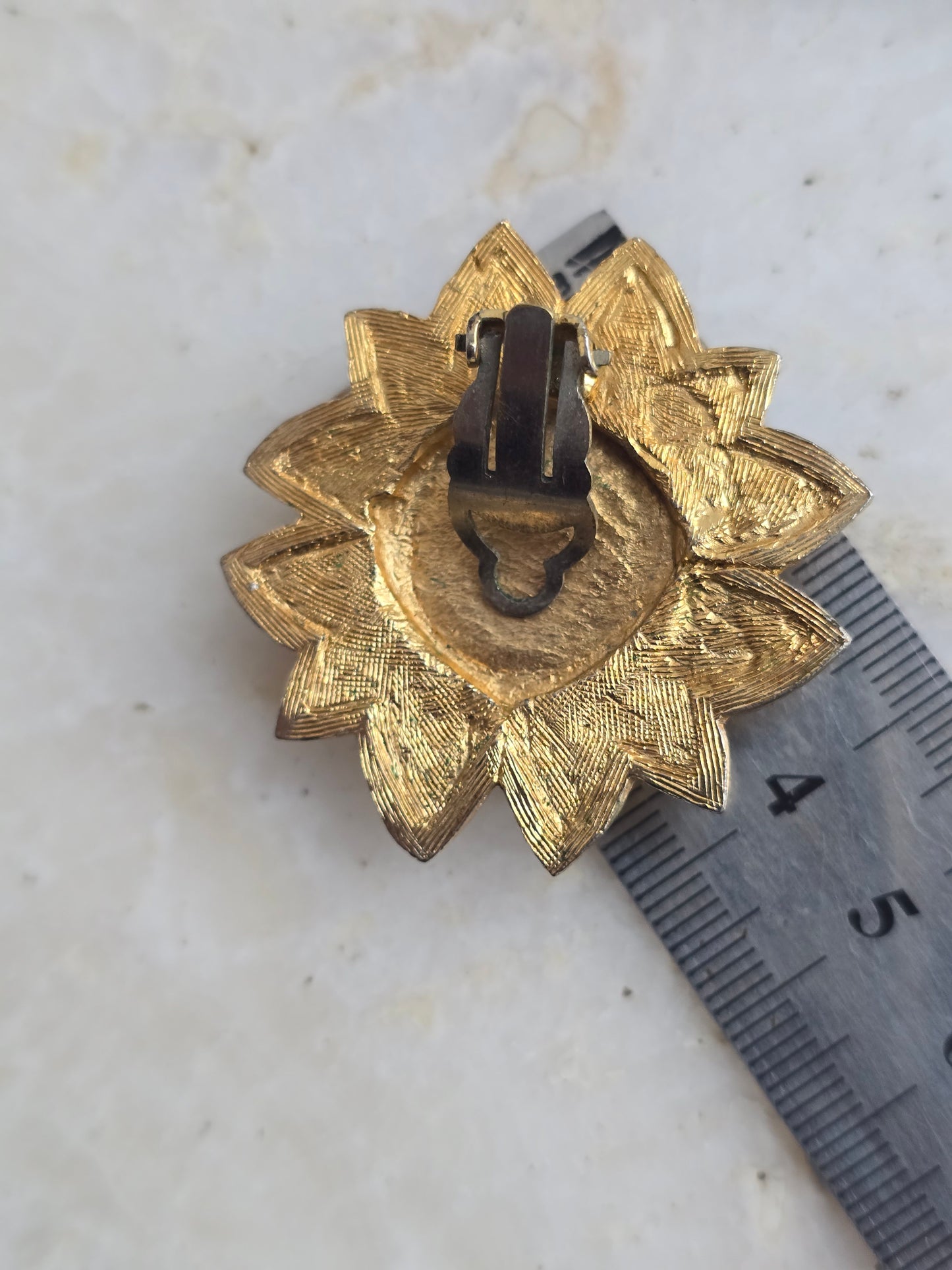 Vintažiniai matinio aukso spalvos klipsai su stiklo kabošonu