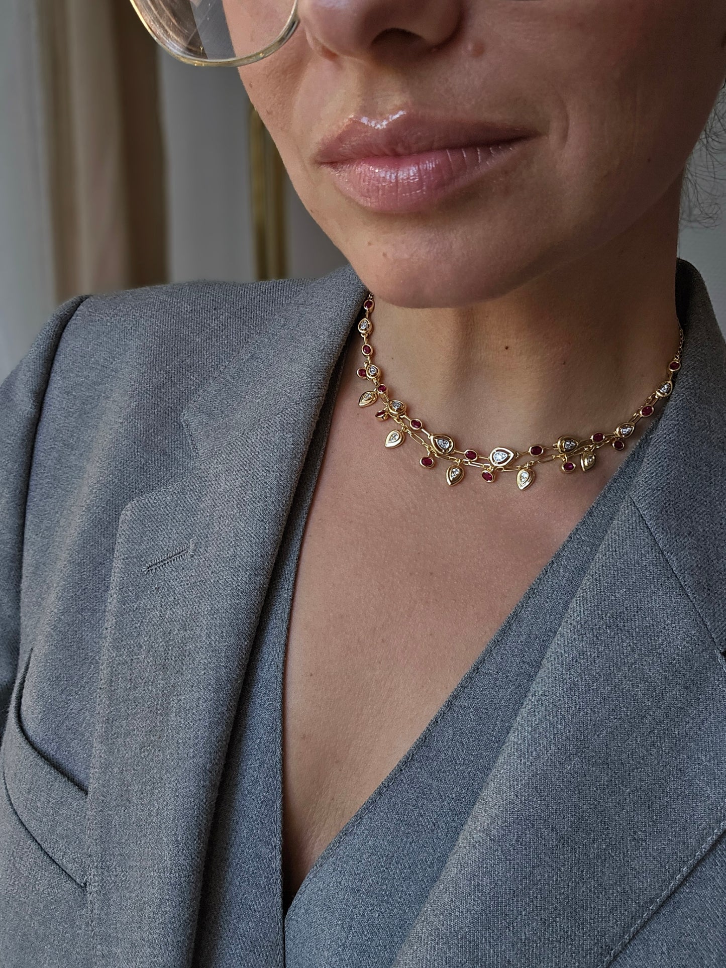 Aukso spalvos kaklo papuošalas su cirkonio kristalais