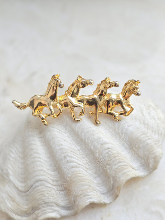 Aukso spalvos sagė žirgai