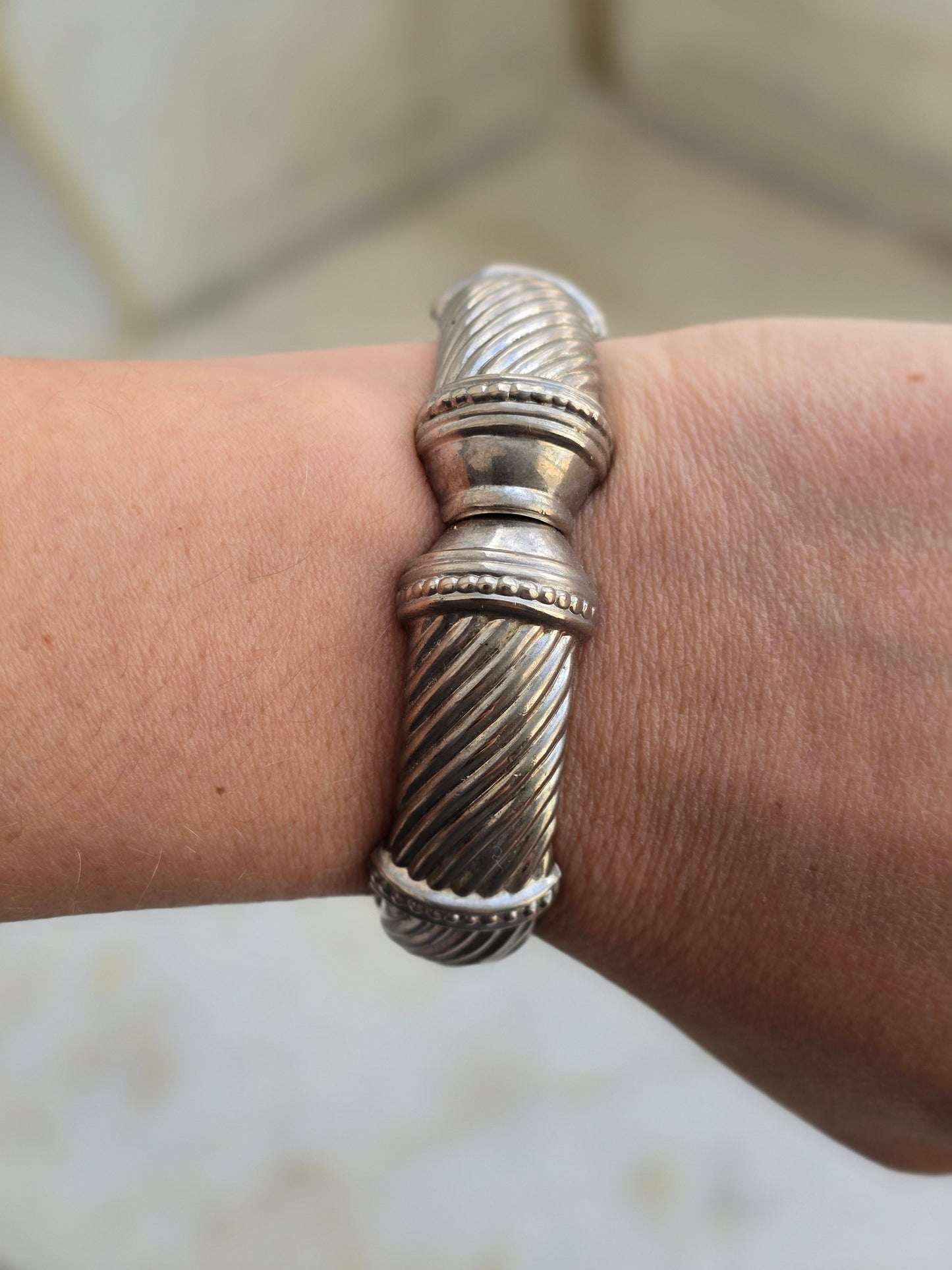 Sidabro spalvos apyrankė