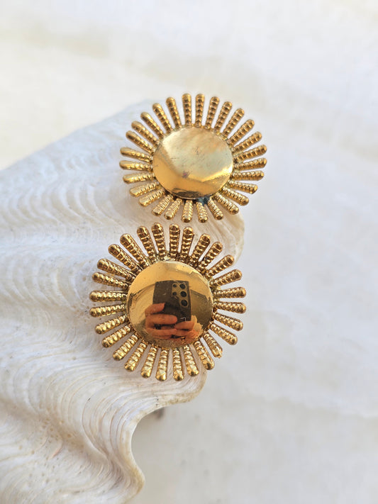 Vintažiniai aukso spalvos klipsai saulės