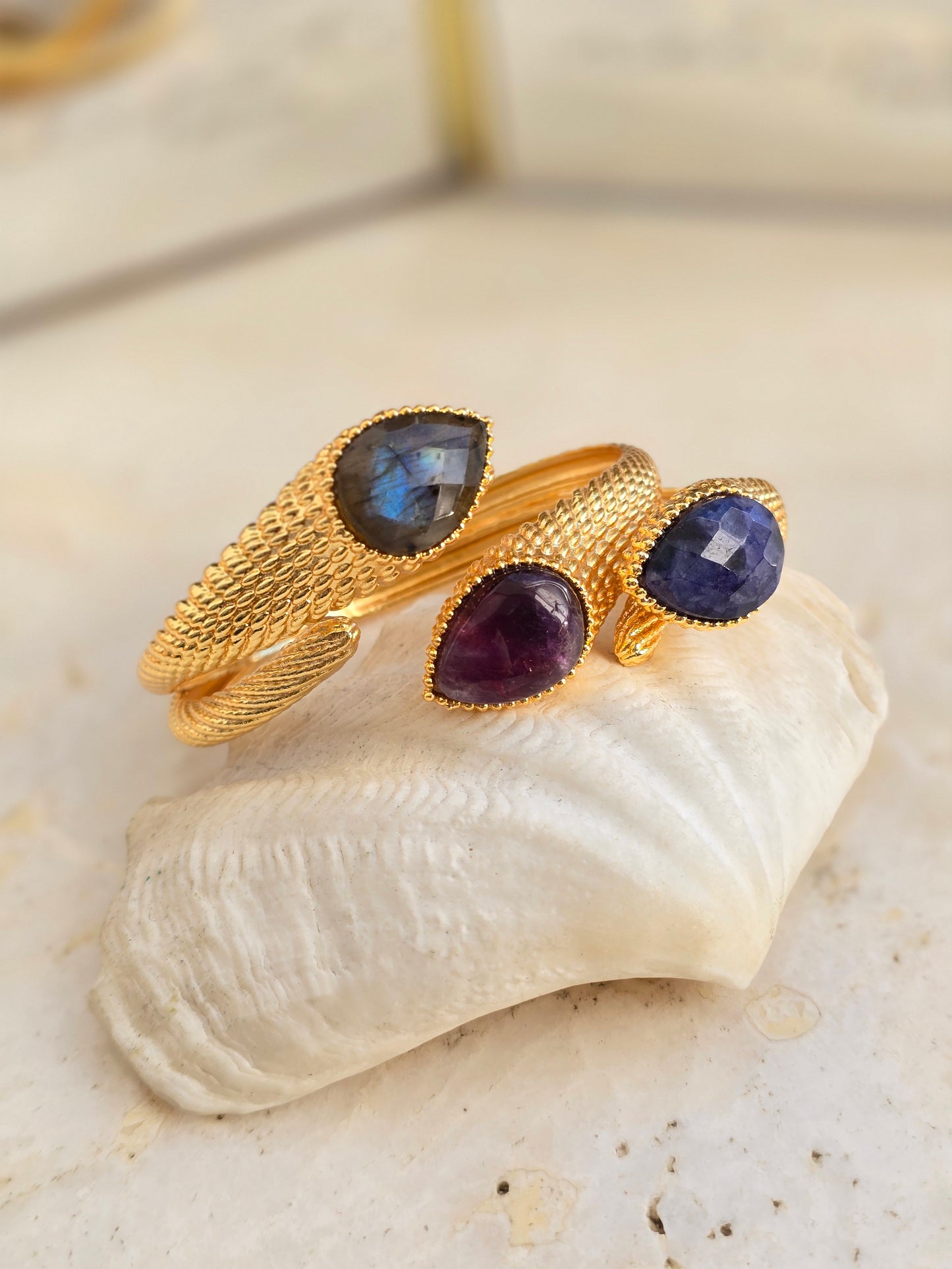 Aukso spalvos apyrankė gyvatė su natūraliais agato,ametisto ir labrodarito akmenukais