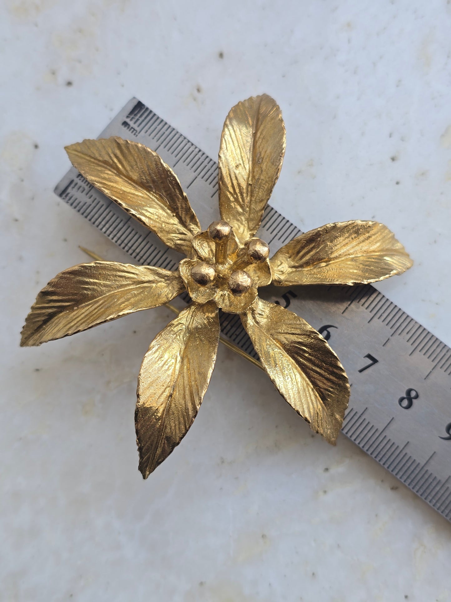 Masyvi žalvario spalvos sagė smeigtukas gėlė