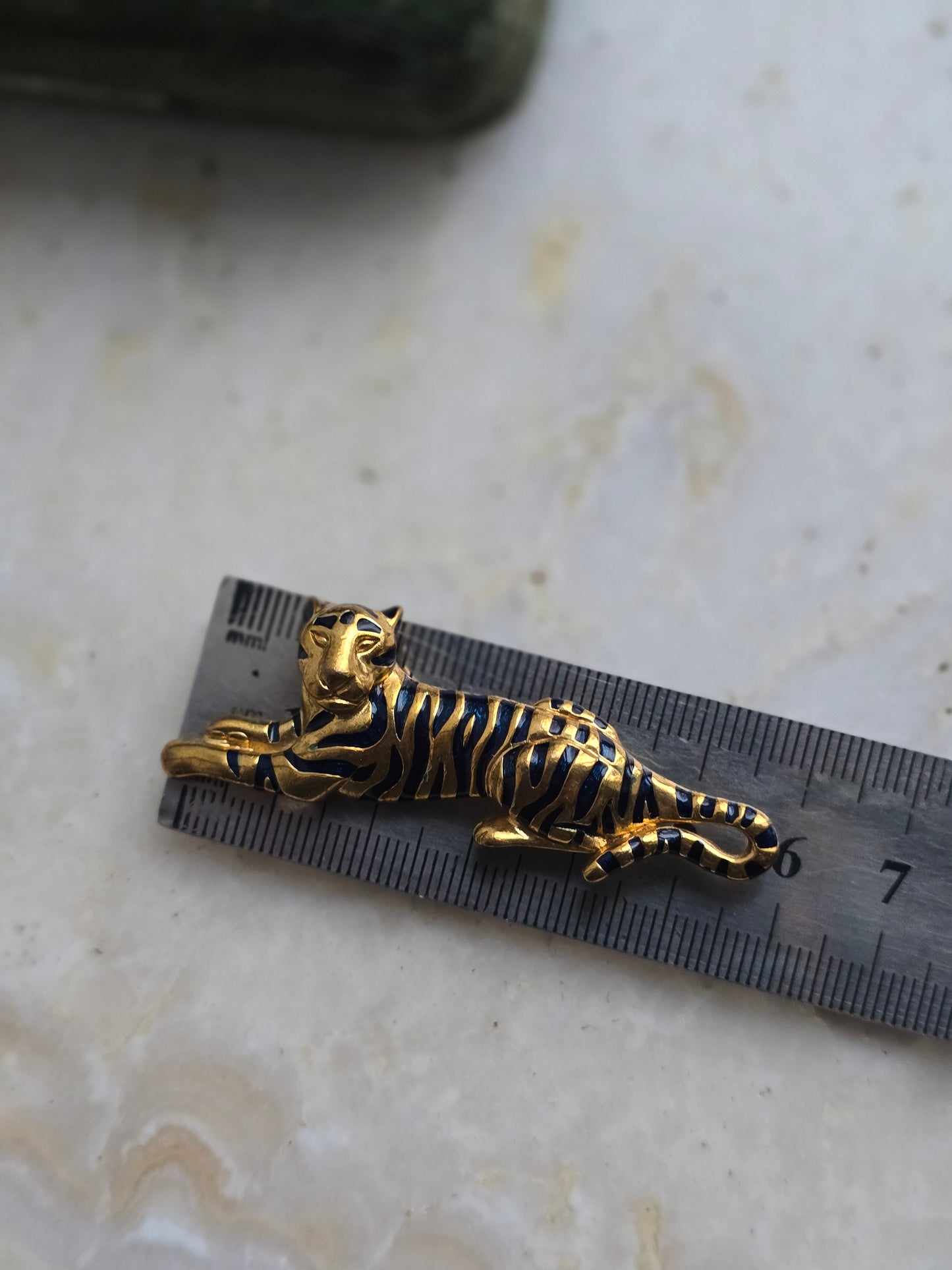 Vintažinė aukso spalvos sagė tigras su emale