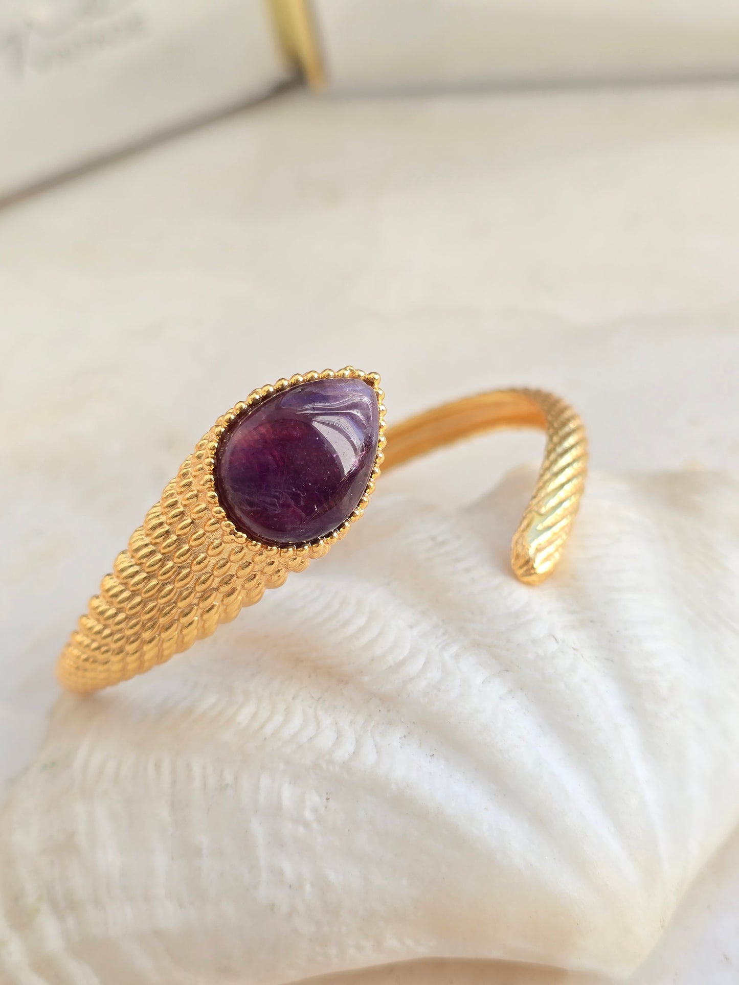 Aukso spalvos apyrankė gyvatė su natūraliais agato,ametisto ir labrodarito akmenukais