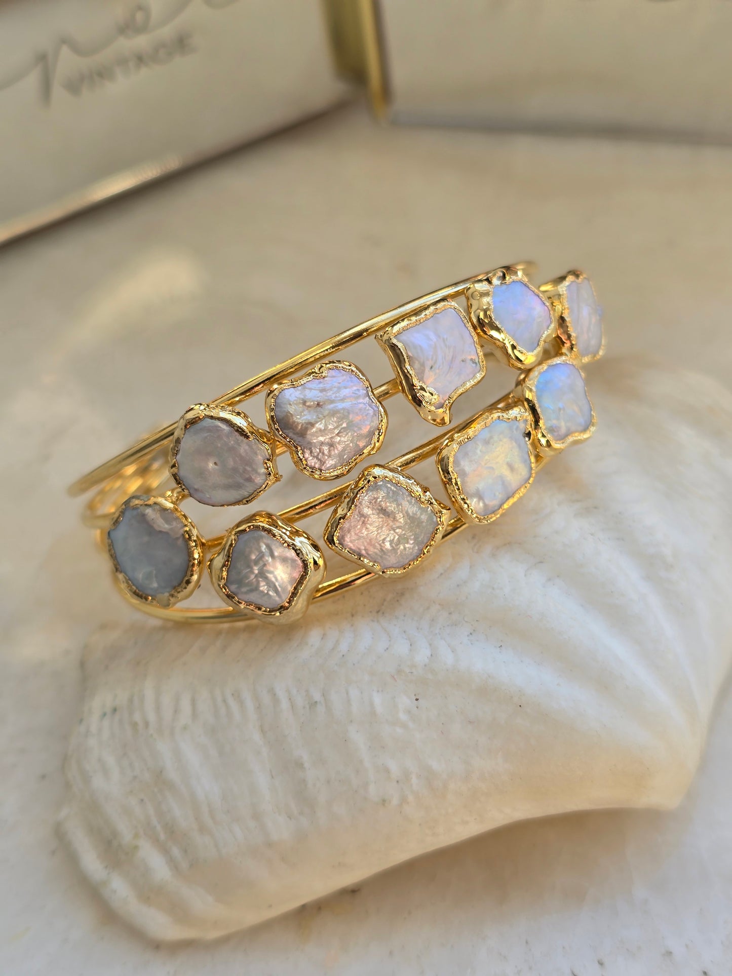 Aukso spalvos apyrankė su natūraliais perlais