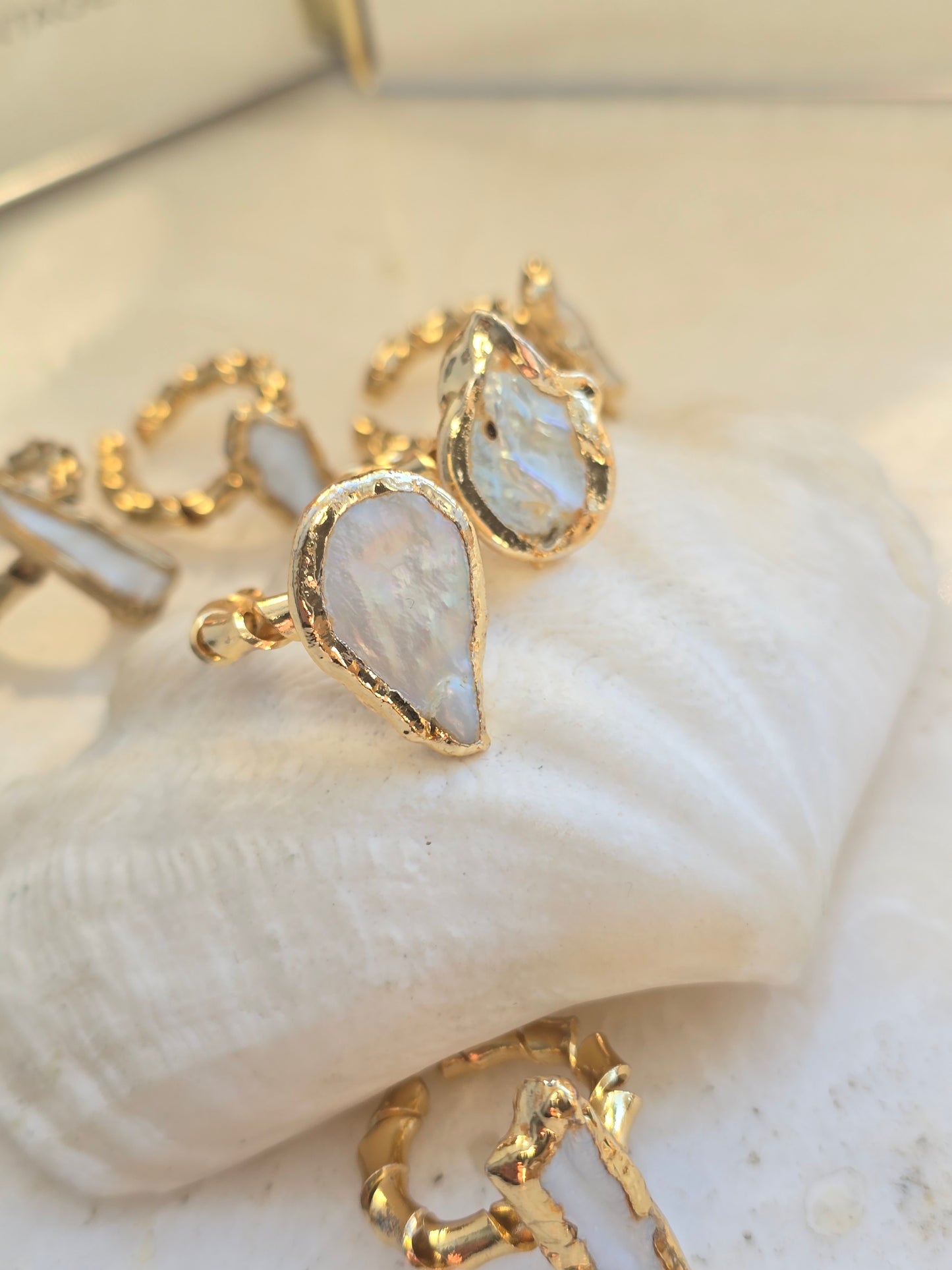 Aukso spalvos suktas žiedas su natūraliu perlu