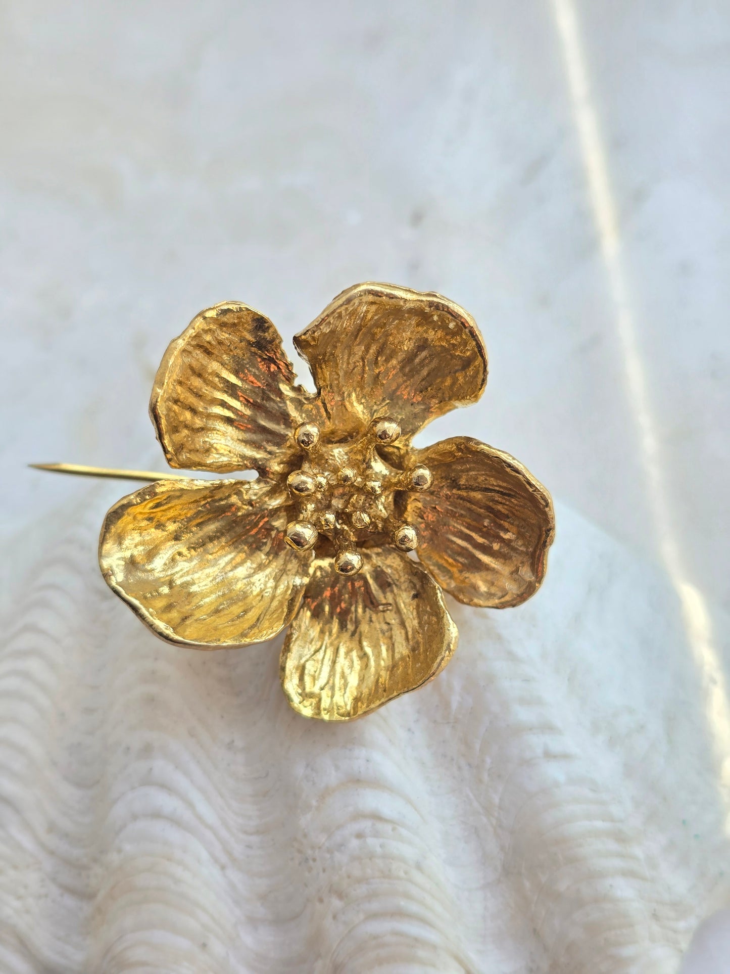 Žalvario spalvos sagė smeigtukas gėlė