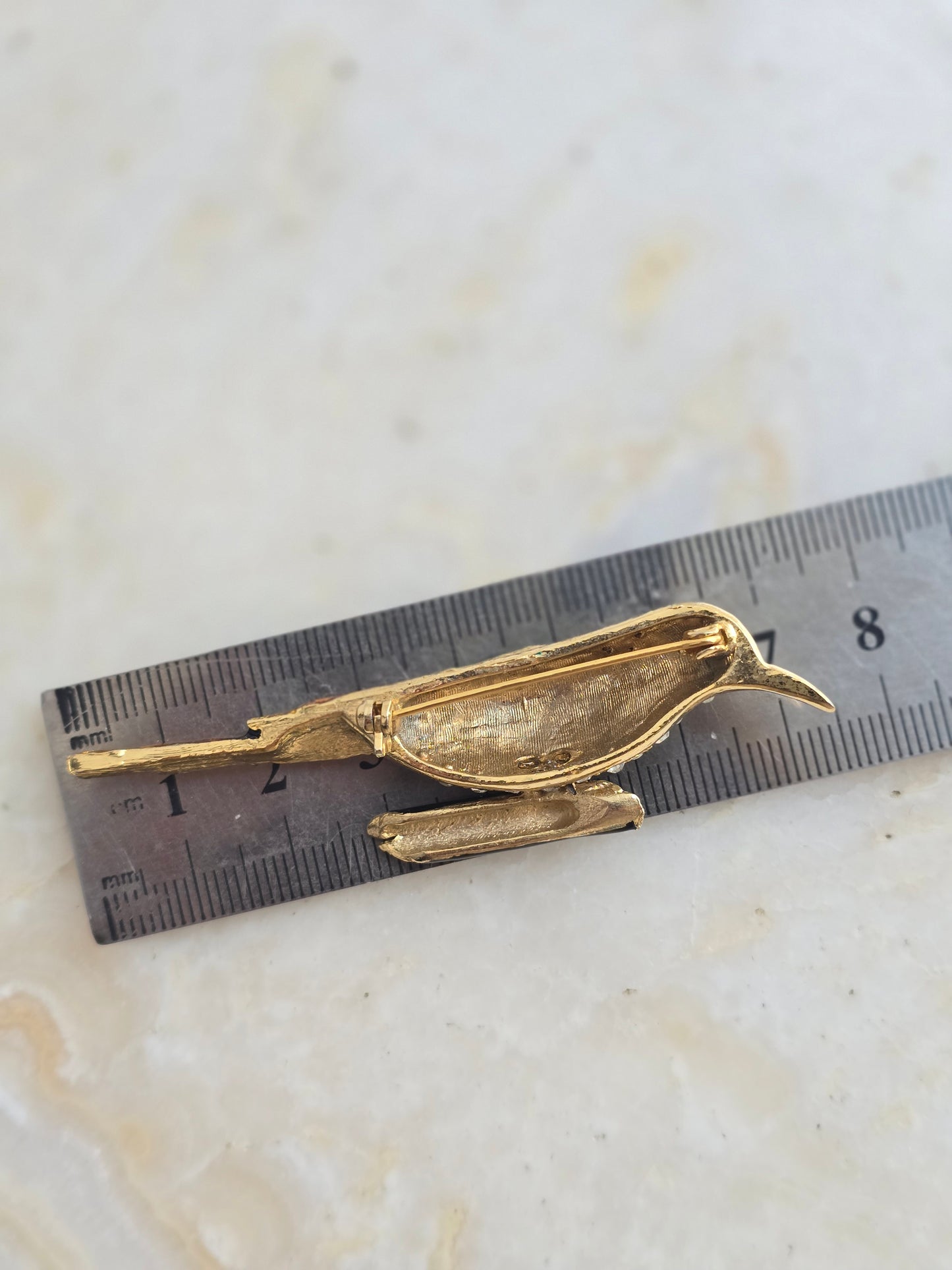 Vintažinė aukso spalvos sagė dengta emale paukštelis