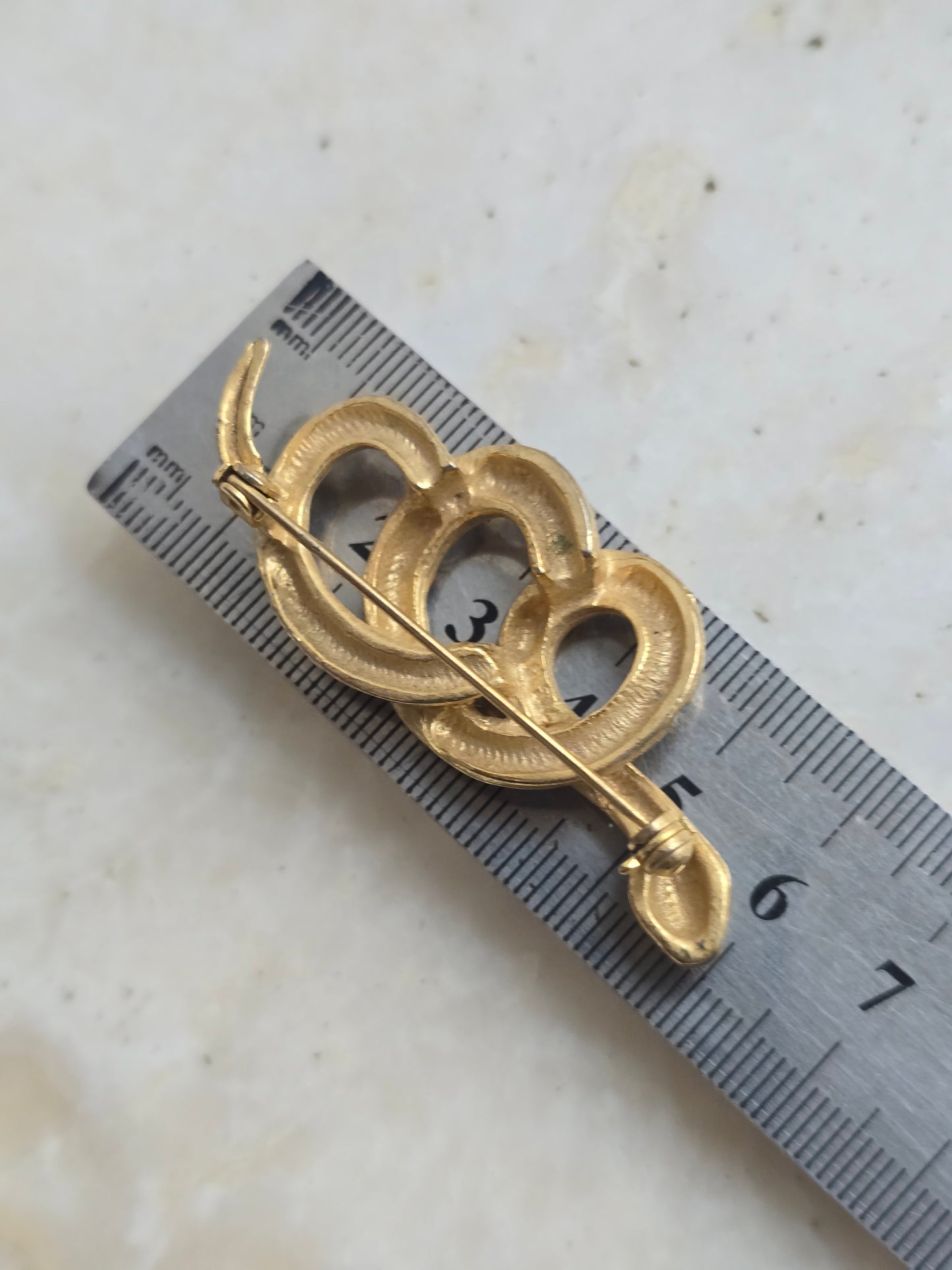 Aukso spalvos sagė su emale