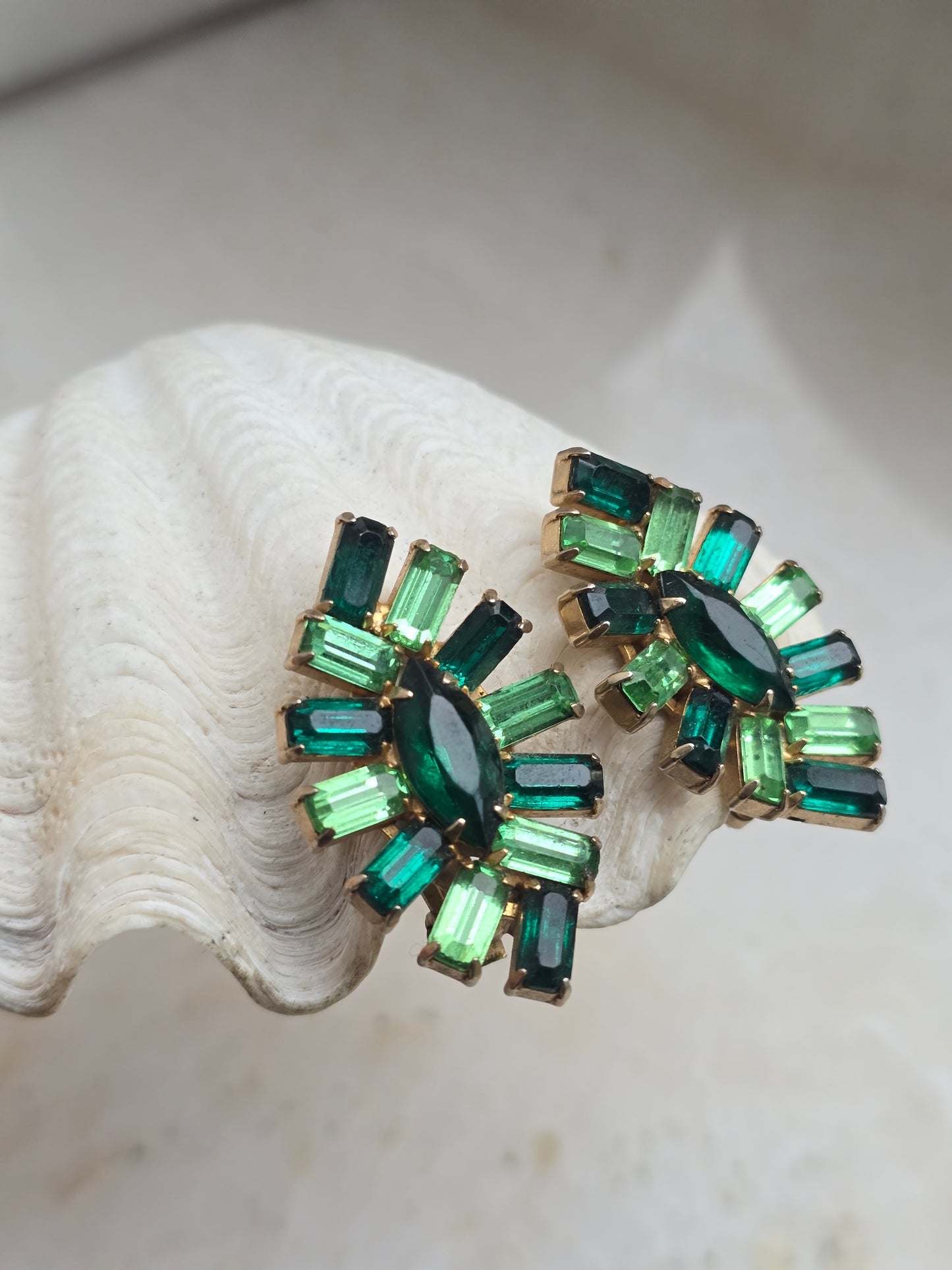 Vintažiniai klipsai su žaliais stiklo kristalais