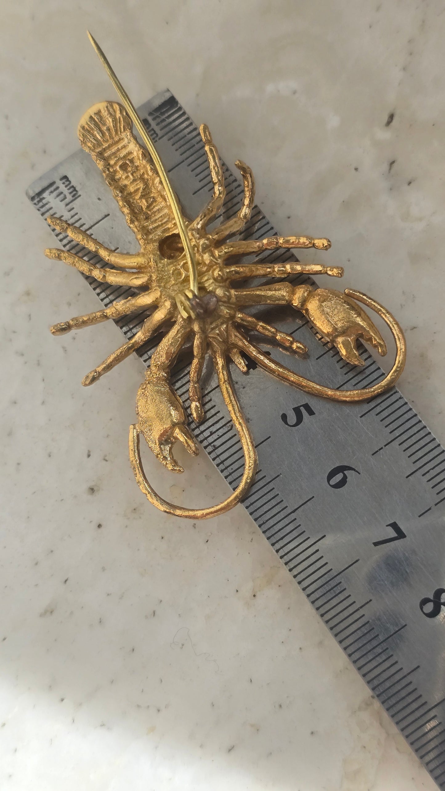 Aukso spalvos sagė smeigtukas lobsteris